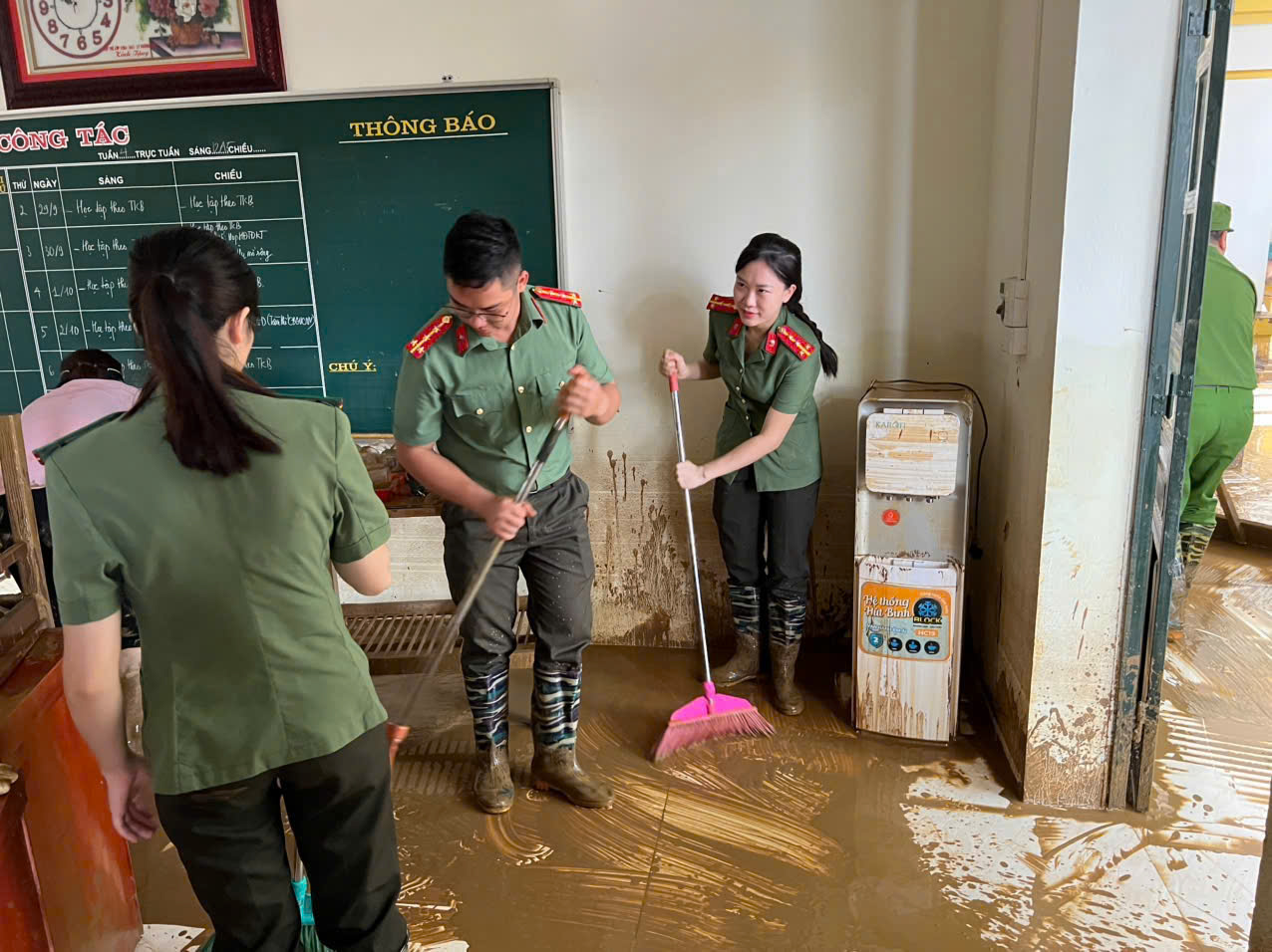 Những h&agrave;nh động ấm t&igrave;nh người sau mưa lũ ở L&agrave;o Cai- Ảnh 11.