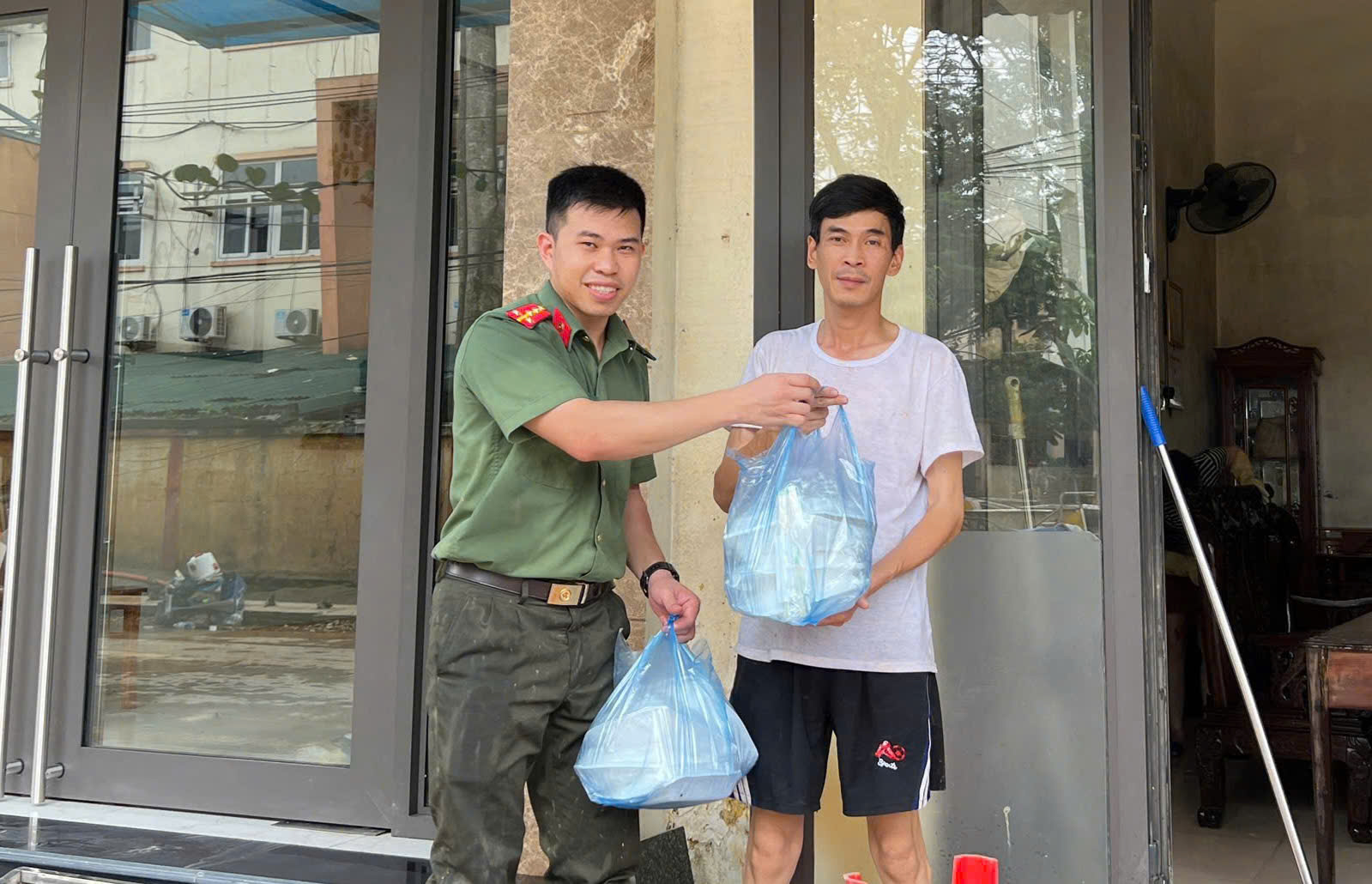 Những h&agrave;nh động ấm t&igrave;nh người sau mưa lũ ở L&agrave;o Cai- Ảnh 6.