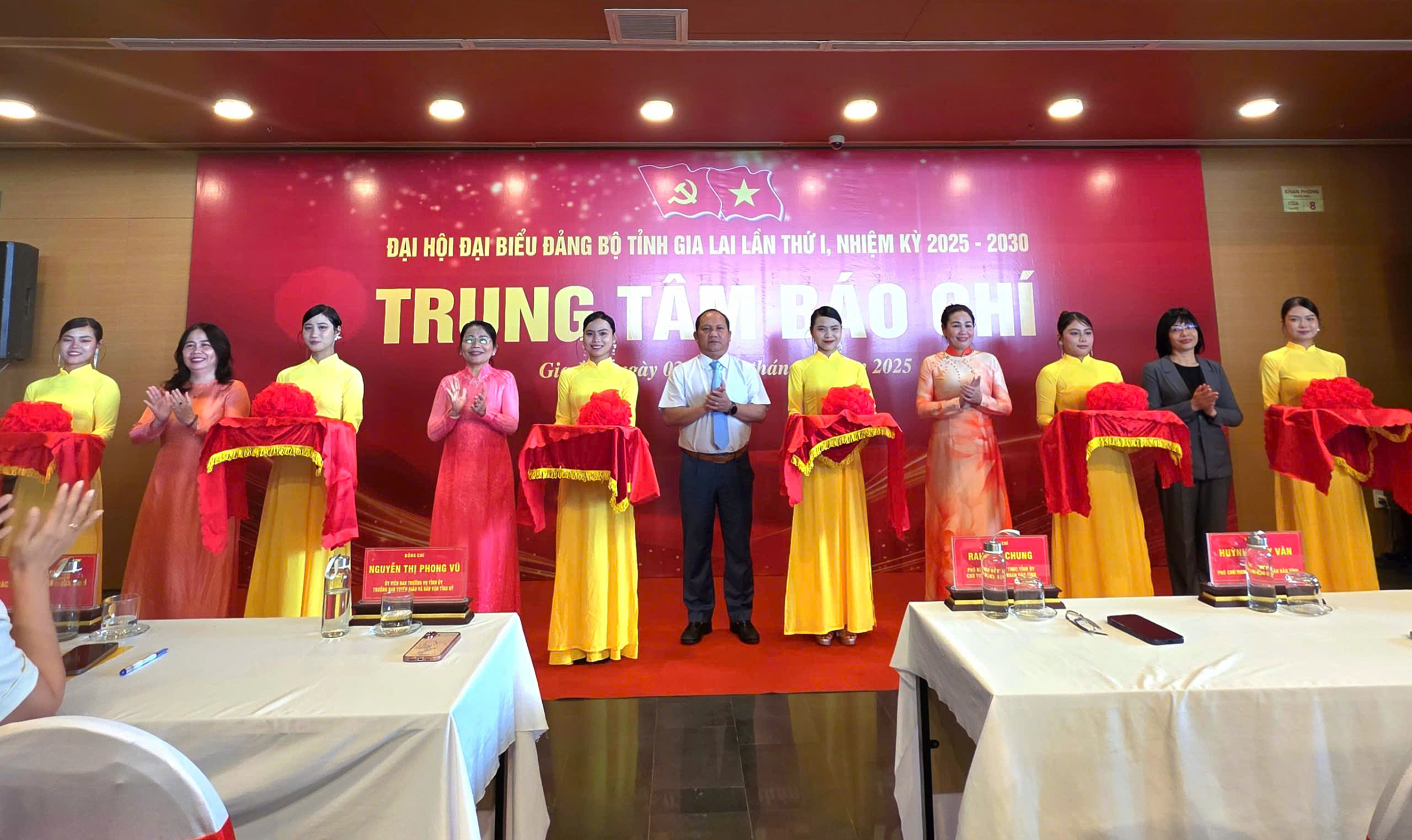 Khai trương Trung t&acirc;m B&aacute;o ch&iacute; phục vụ Đại hội Đảng bộ tỉnh Gia Lai lần thứ I- Ảnh 1.