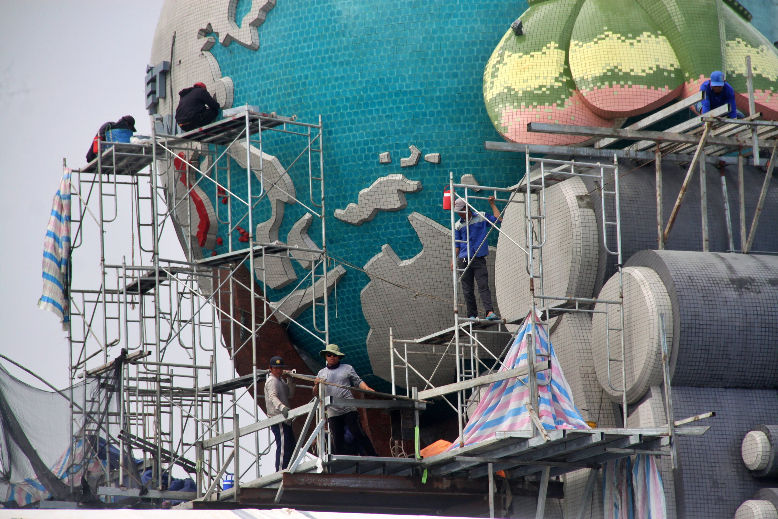 Cận cảnh biểu tượng con t&ocirc;m trị gi&aacute; 22 tỷ đồng sắp ho&agrave;n tất ở C&agrave; Mau- Ảnh 2.