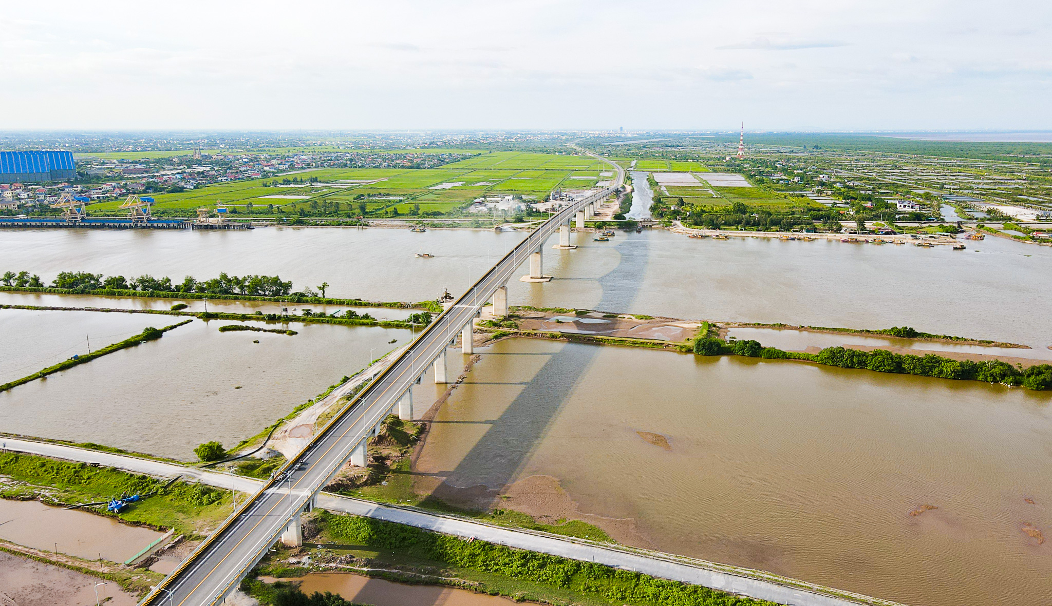 Người d&acirc;n Hưng Y&ecirc;n phấn khởi trong ng&agrave;y th&ocirc;ng xe tuyến đường bộ ven biển- Ảnh 4.