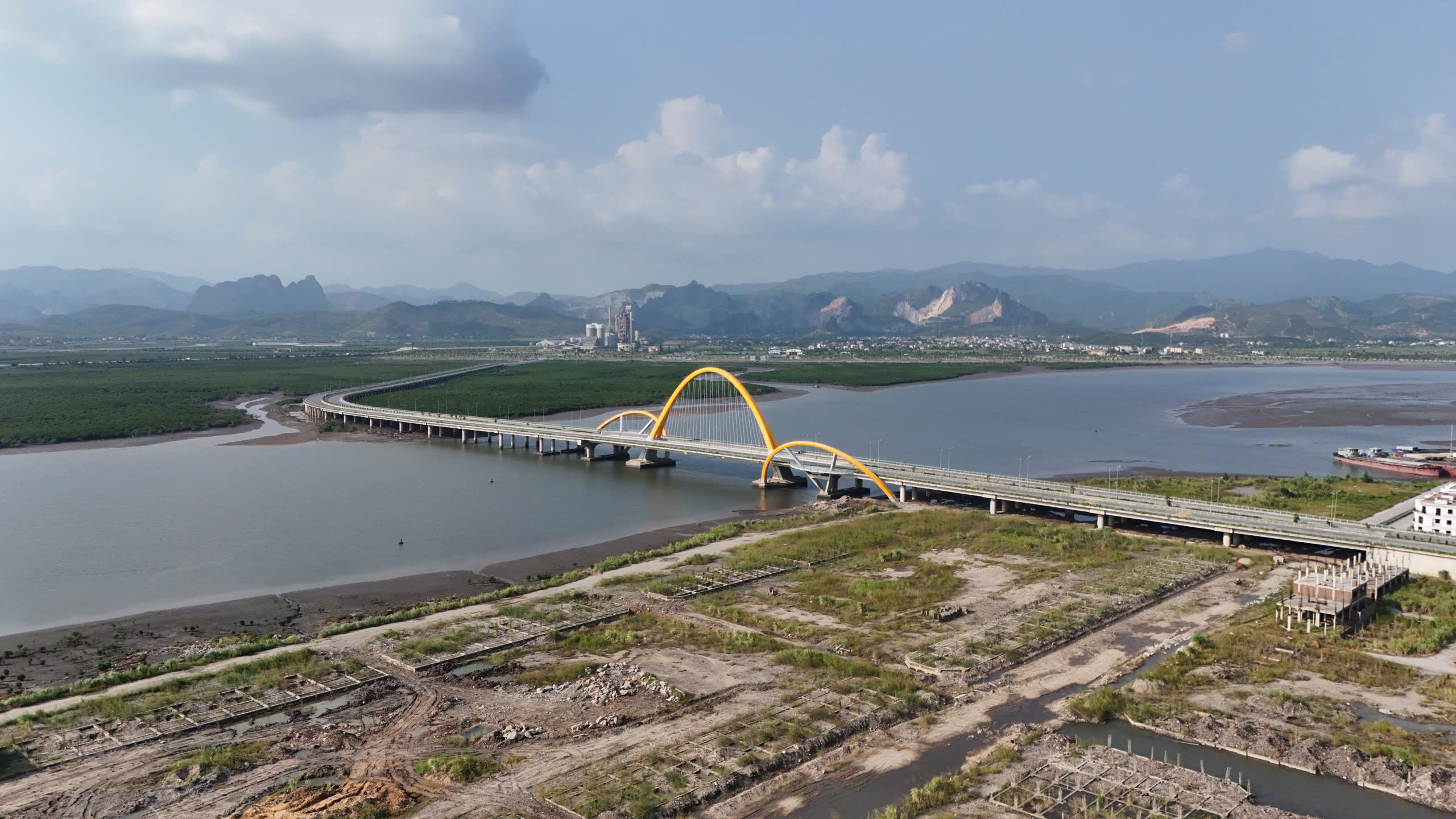 Quảng Ninh tăng tốc hoàn thiện hạ tầng quanh vịnh Cửa Lục- Ảnh 3. Quảng Ninh tăng tốc hoàn thiện hạ tầng quanh vịnh Cửa Lục- Ảnh 3.