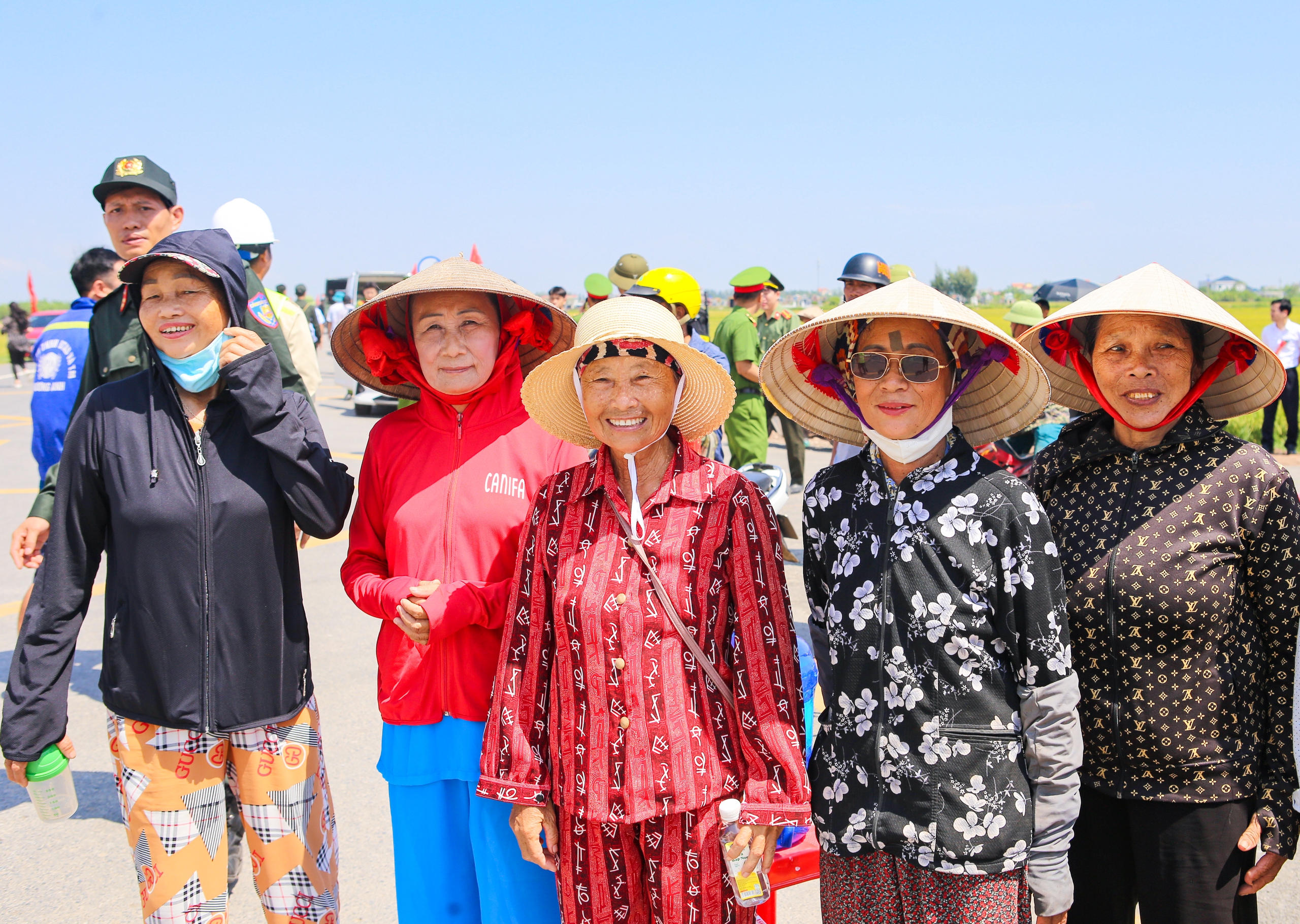 Người d&acirc;n Hưng Y&ecirc;n phấn khởi trong ng&agrave;y th&ocirc;ng xe tuyến đường bộ ven biển- Ảnh 5.