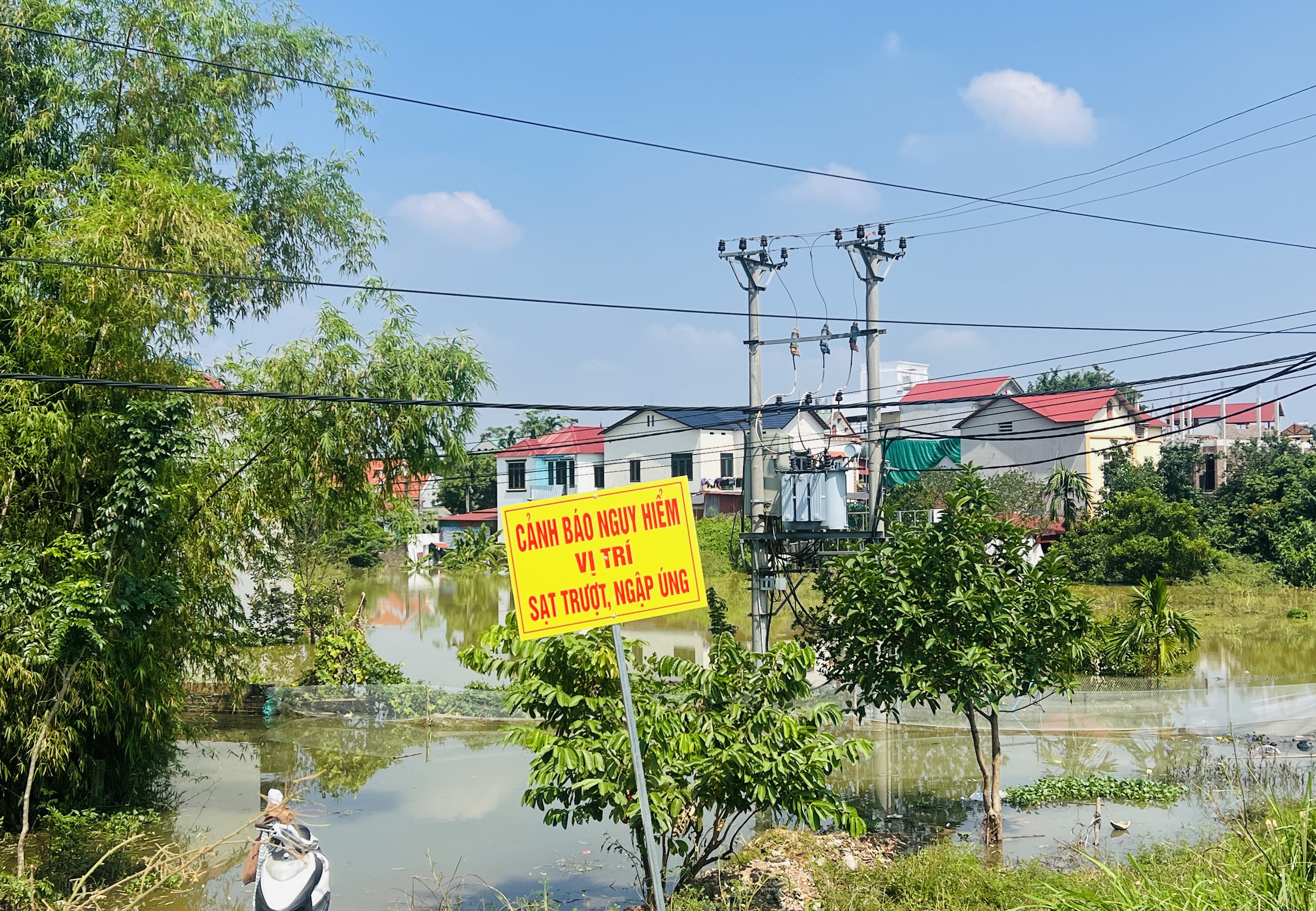 Hà Nội: Người dân xã Đa Phúc gồng mình chống chọi trận lụt lịch sử- Ảnh 2. Hà Nội: Người dân xã Đa Phúc gồng mình chống chọi trận lụt lịch sử- Ảnh 2.