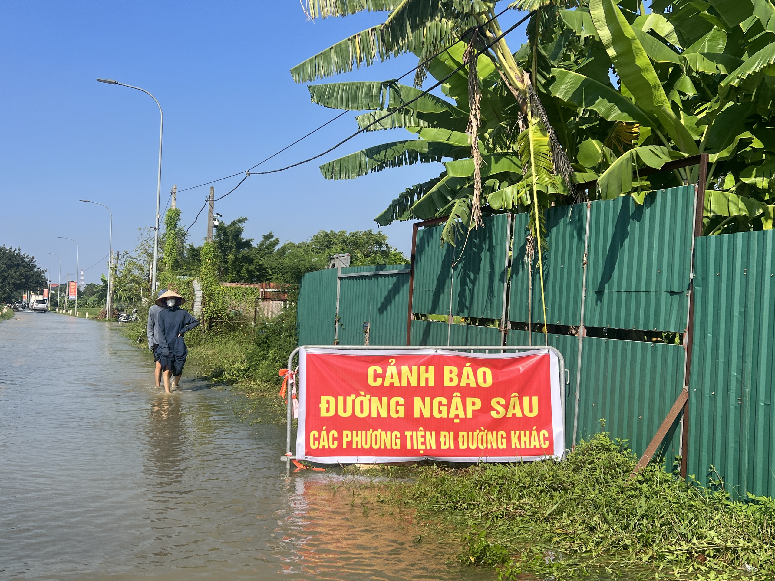 Hà Nội: Người dân xã Đa Phúc gồng mình chống chọi trận lụt lịch sử- Ảnh 3. Hà Nội: Người dân xã Đa Phúc gồng mình chống chọi trận lụt lịch sử- Ảnh 3.