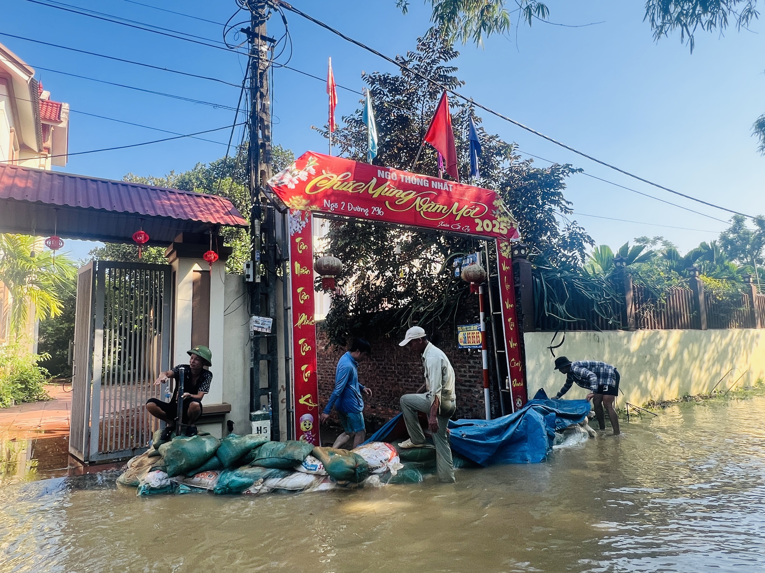 Hà Nội: Người dân xã Đa Phúc gồng mình chống chọi trận lụt lịch sử- Ảnh 7. Hà Nội: Người dân xã Đa Phúc gồng mình chống chọi trận lụt lịch sử- Ảnh 7.