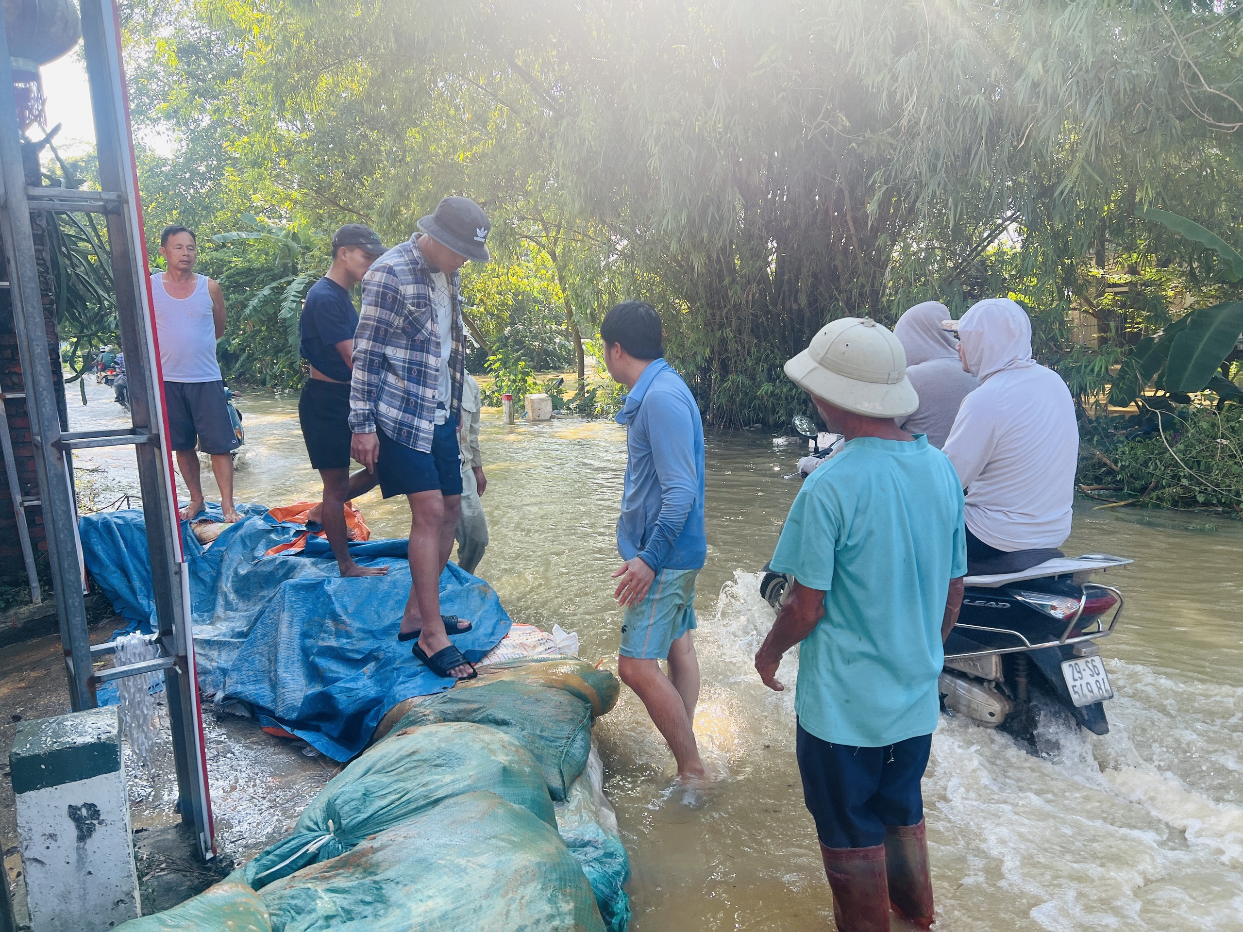 Hà Nội: Người dân xã Đa Phúc gồng mình chống chọi trận lụt lịch sử- Ảnh 8. Hà Nội: Người dân xã Đa Phúc gồng mình chống chọi trận lụt lịch sử- Ảnh 8.
