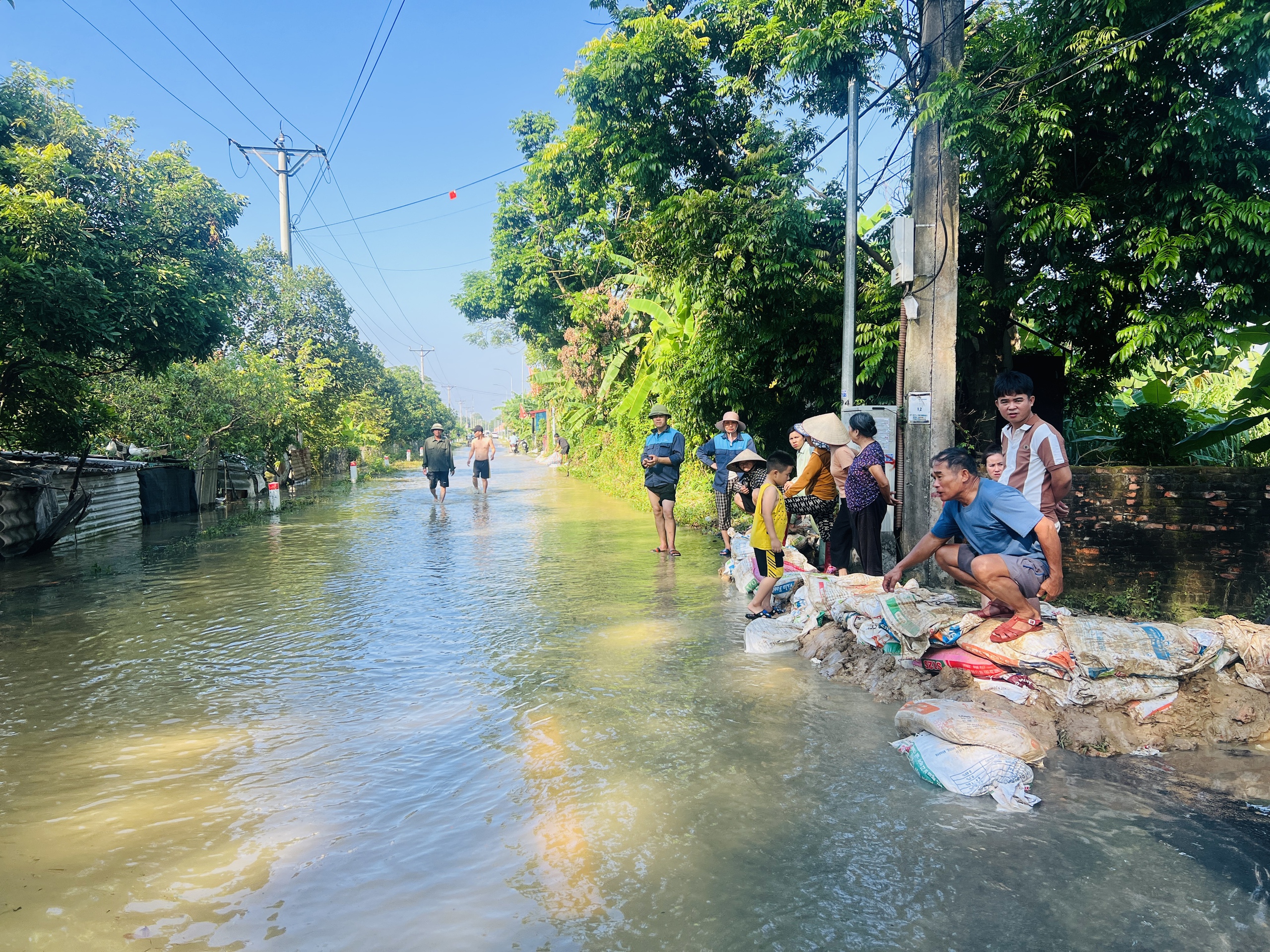 Hà Nội: Người dân xã Đa Phúc gồng mình chống chọi trận lụt lịch sử- Ảnh 6. Hà Nội: Người dân xã Đa Phúc gồng mình chống chọi trận lụt lịch sử- Ảnh 6.