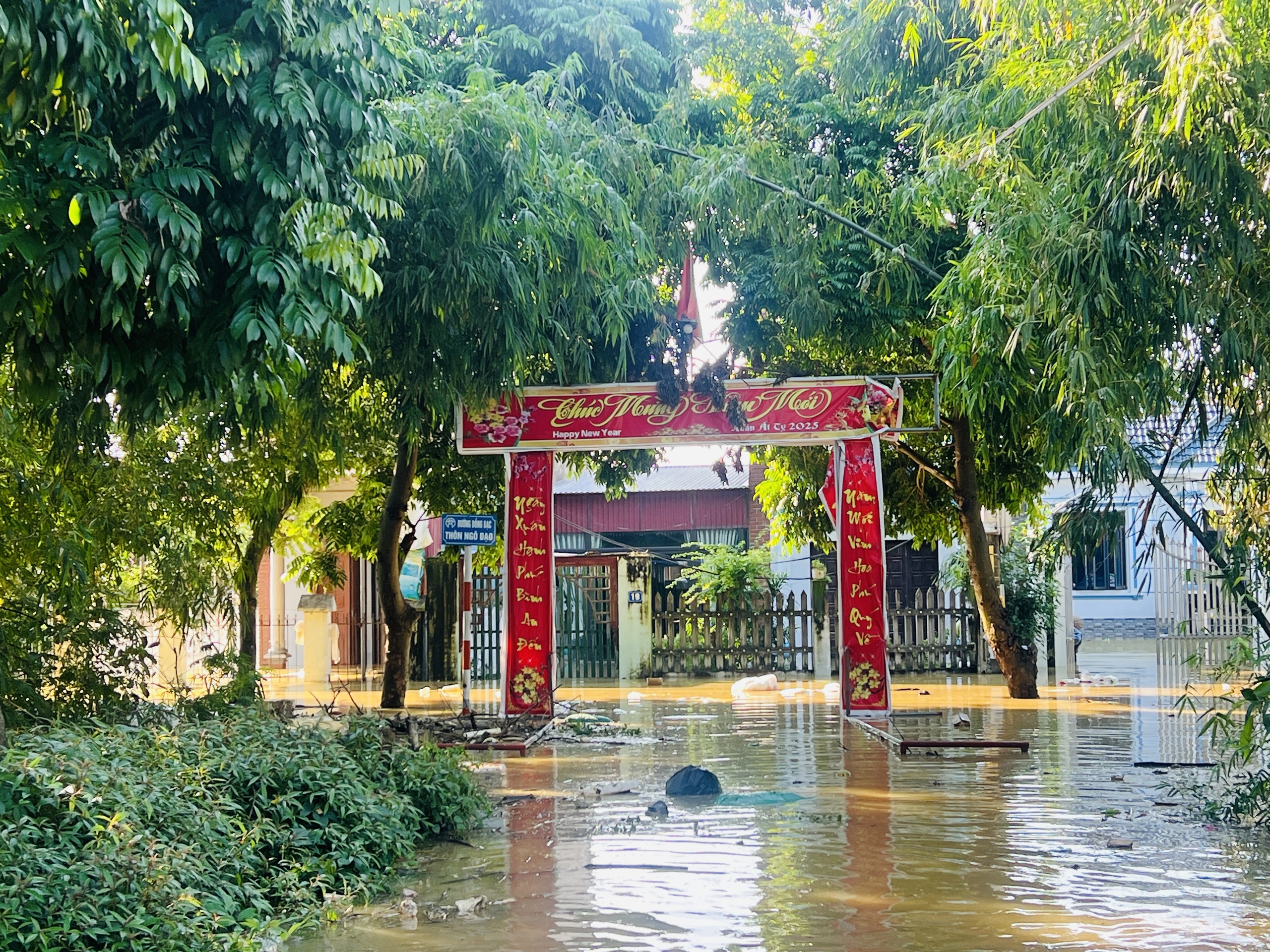 Hà Nội: Người dân xã Đa Phúc gồng mình chống chọi trận lụt lịch sử- Ảnh 4. Hà Nội: Người dân xã Đa Phúc gồng mình chống chọi trận lụt lịch sử- Ảnh 4.