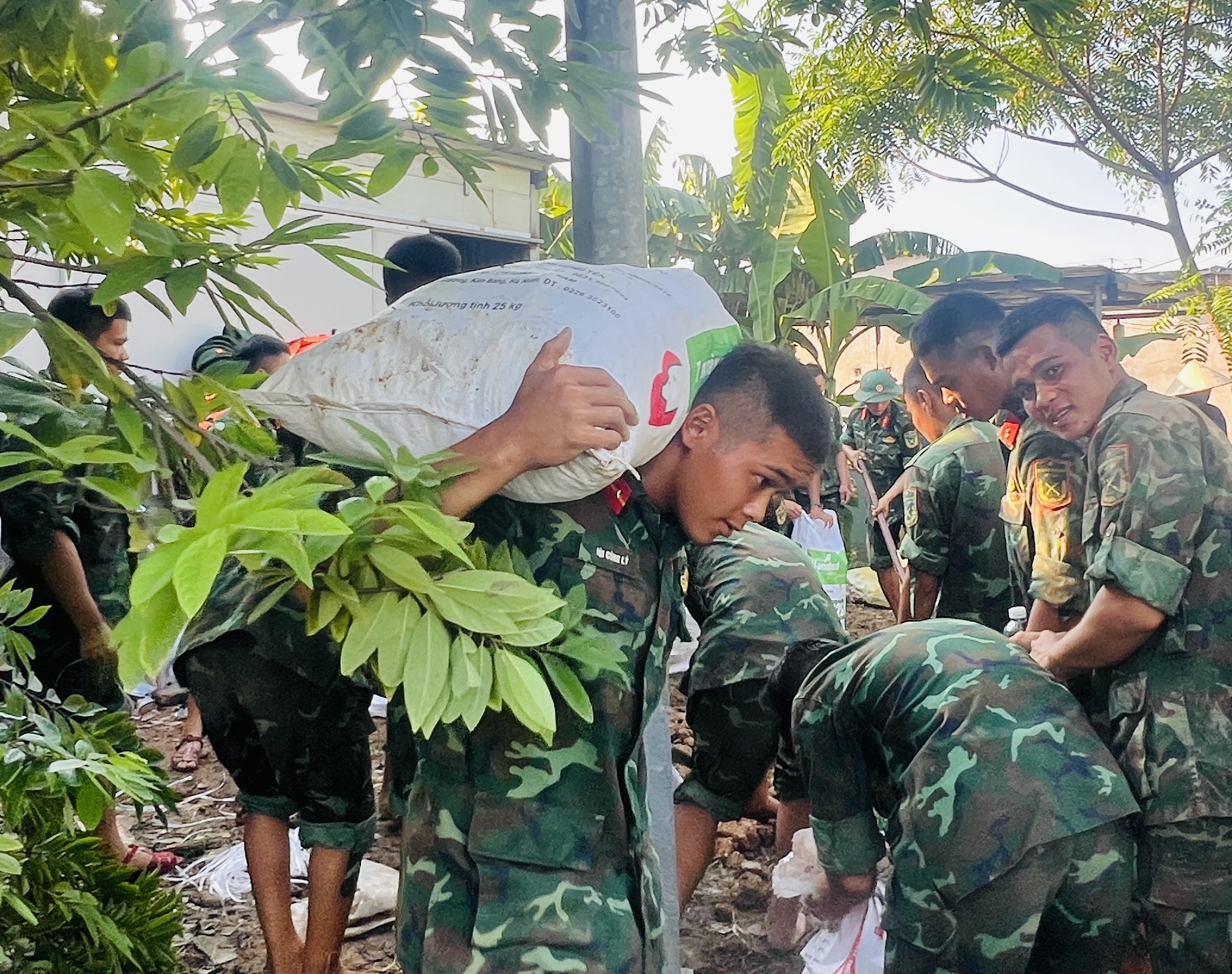 Hà Nội: Người dân xã Đa Phúc gồng mình chống chọi trận lụt lịch sử- Ảnh 13. Hà Nội: Người dân xã Đa Phúc gồng mình chống chọi trận lụt lịch sử- Ảnh 13.