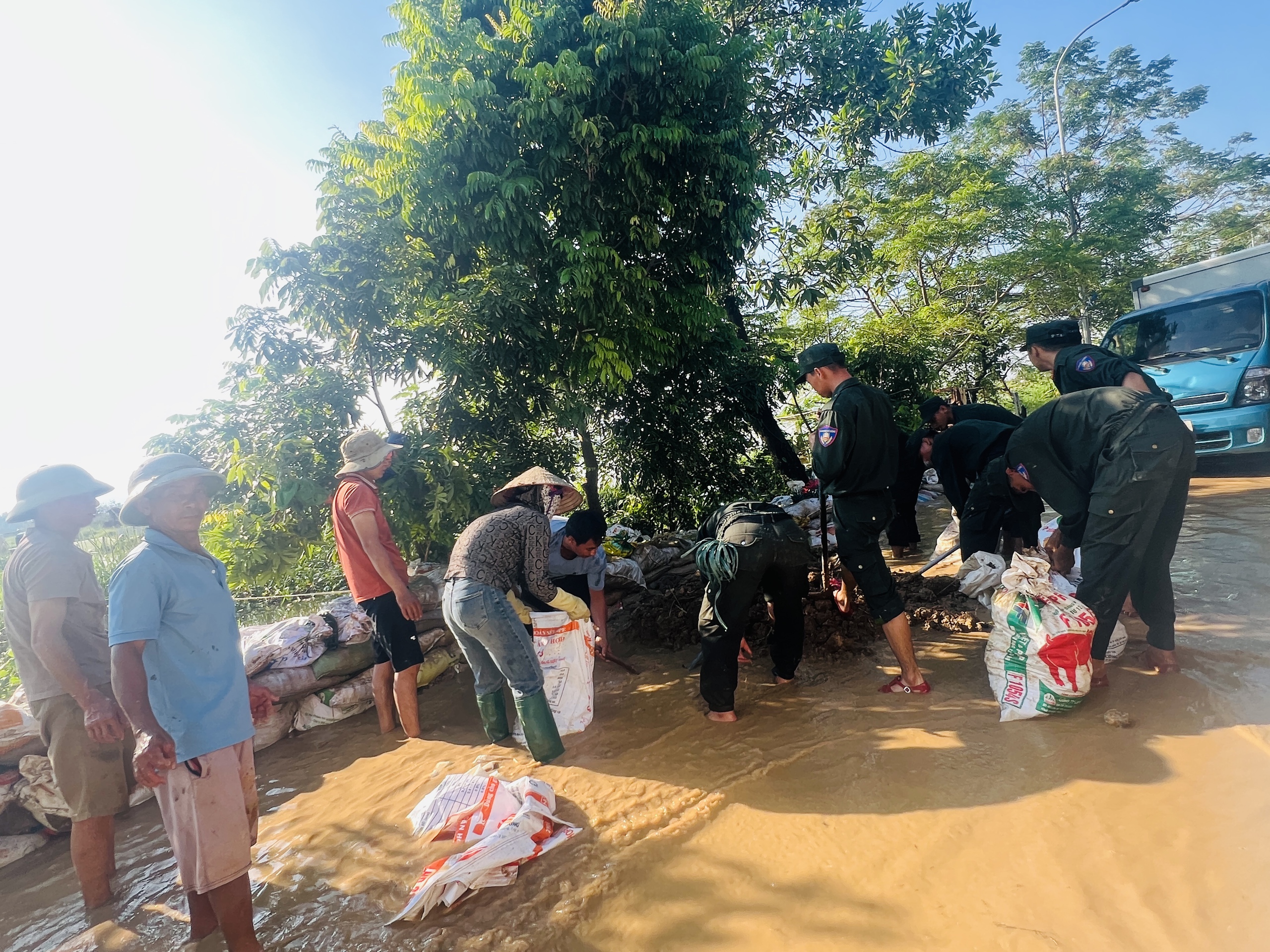 Hà Nội: Người dân xã Đa Phúc gồng mình chống chọi trận lụt lịch sử- Ảnh 14. Hà Nội: Người dân xã Đa Phúc gồng mình chống chọi trận lụt lịch sử- Ảnh 14.