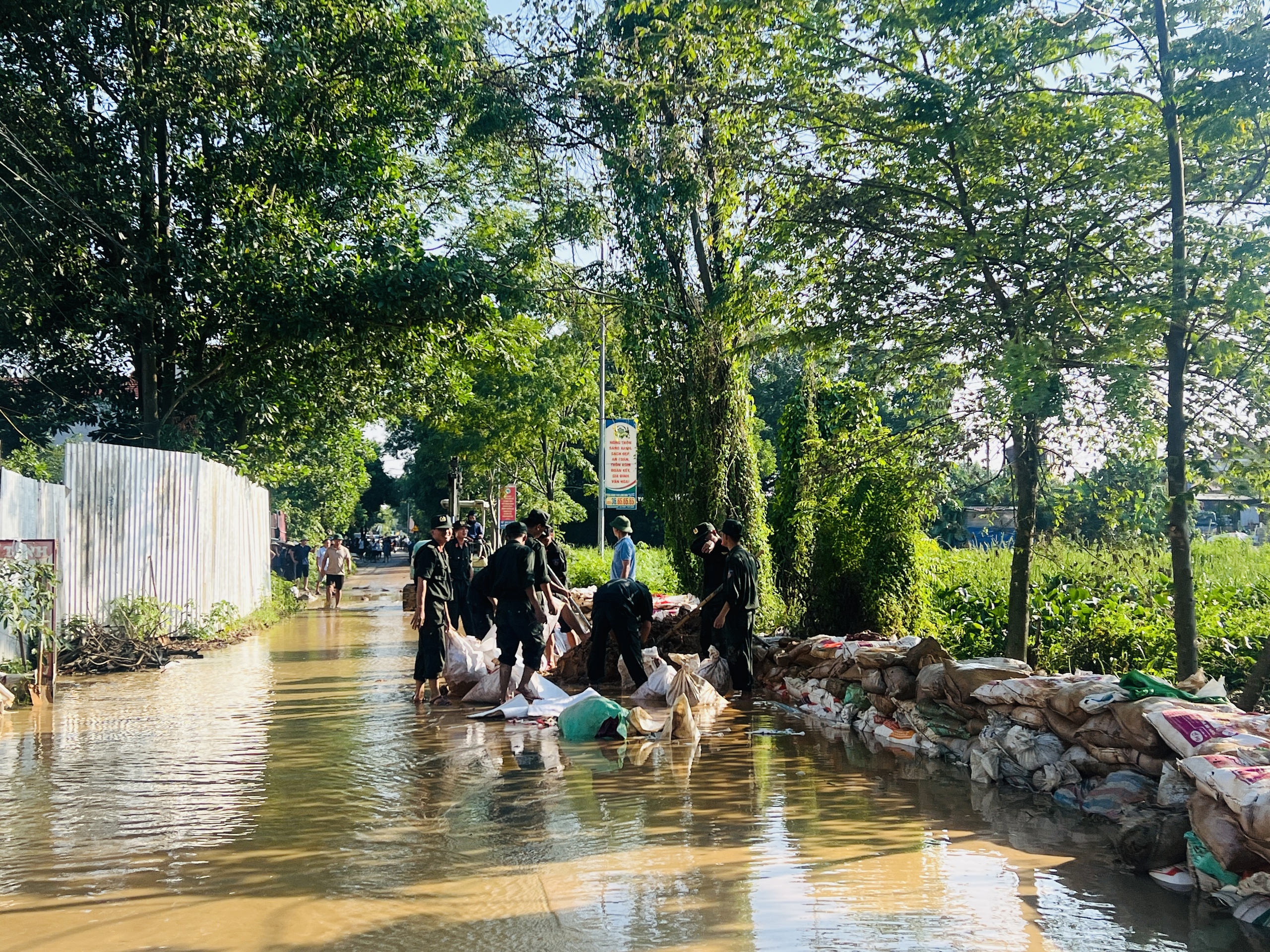 Hà Nội: Người dân xã Đa Phúc gồng mình chống chọi trận lụt lịch sử- Ảnh 11. Hà Nội: Người dân xã Đa Phúc gồng mình chống chọi trận lụt lịch sử- Ảnh 11.
