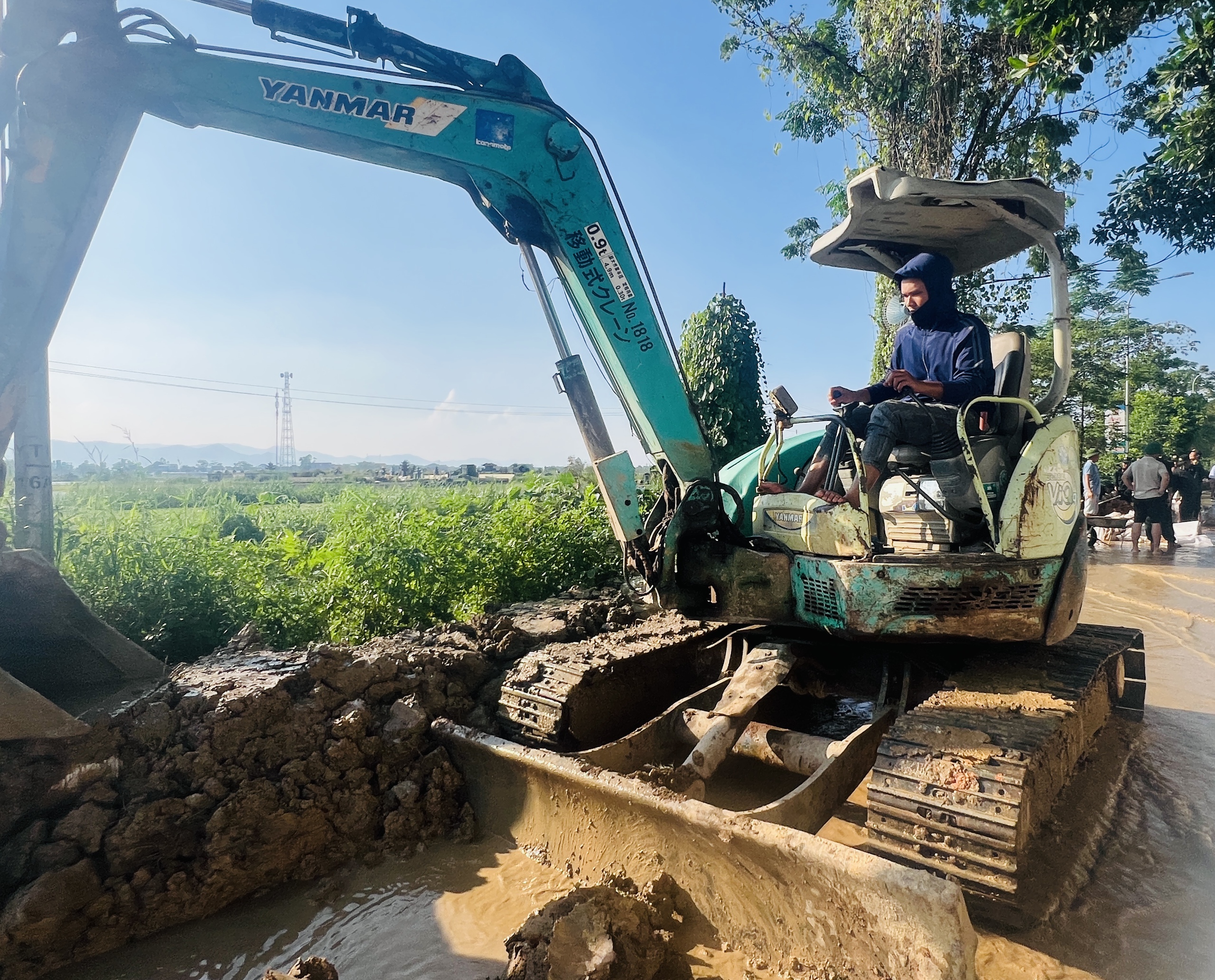 Hà Nội: Người dân xã Đa Phúc gồng mình chống chọi trận lụt lịch sử- Ảnh 12. Hà Nội: Người dân xã Đa Phúc gồng mình chống chọi trận lụt lịch sử- Ảnh 12.