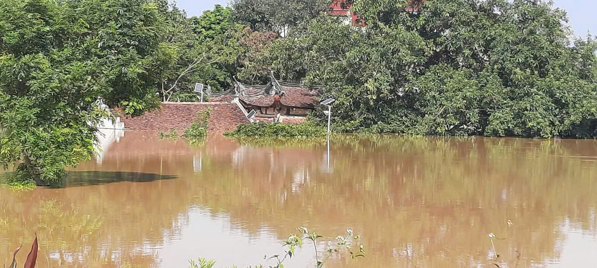 H&agrave; Nội: Người d&acirc;n v&ugrave;ng ven vật lộn với nước lũ d&acirc;ng cao, chờ cứu trợ- Ảnh 5.
