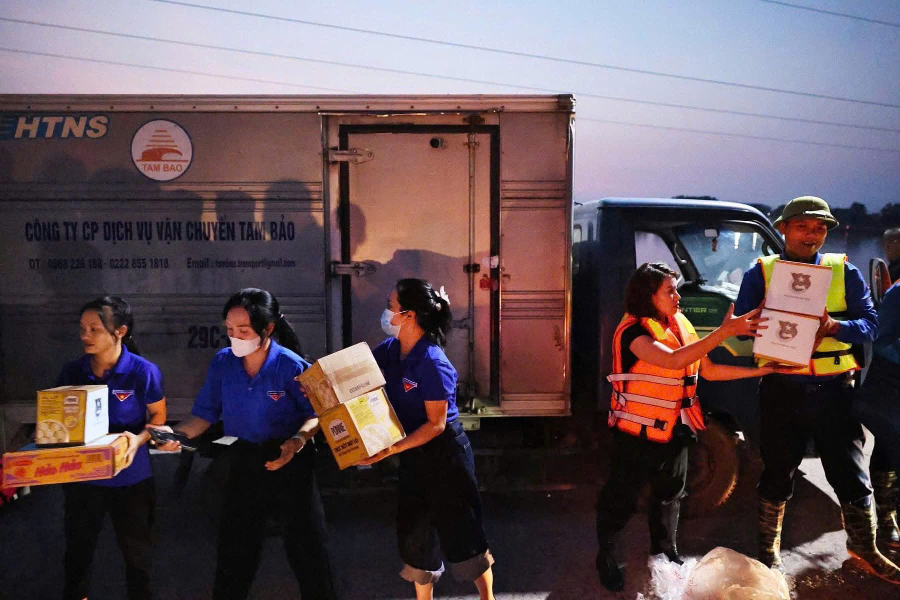 H&agrave; Nội: Người d&acirc;n v&ugrave;ng ven vật lộn với nước lũ d&acirc;ng cao, chờ cứu trợ- Ảnh 17.