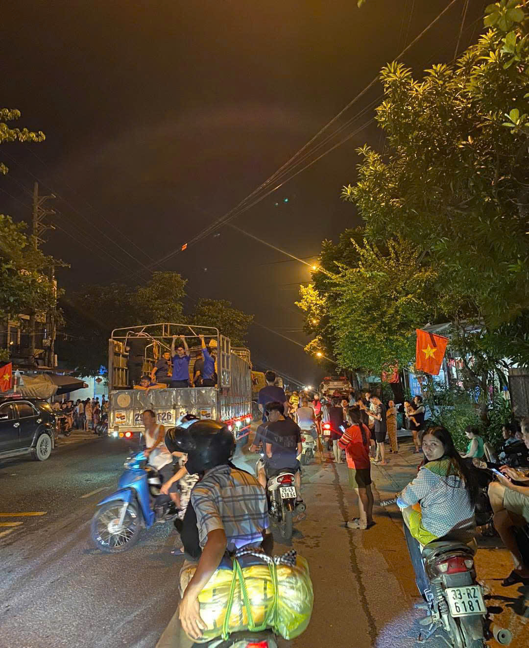 H&agrave; Nội: Người d&acirc;n v&ugrave;ng ven vật lộn với nước lũ d&acirc;ng cao, chờ cứu trợ- Ảnh 12.