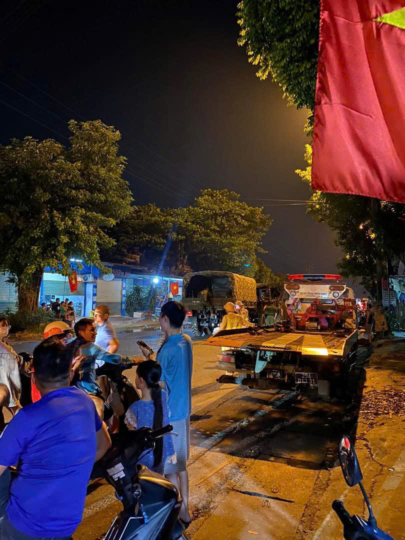 H&agrave; Nội: Người d&acirc;n v&ugrave;ng ven vật lộn với nước lũ d&acirc;ng cao, chờ cứu trợ- Ảnh 13.