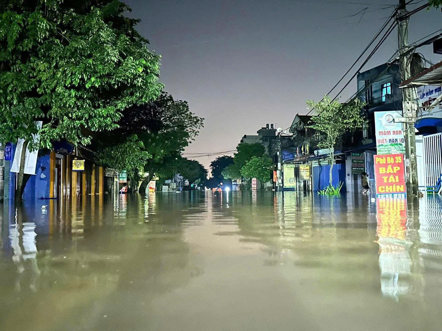 H&agrave; Nội: Người d&acirc;n v&ugrave;ng ven vật lộn với nước lũ d&acirc;ng cao, chờ cứu trợ- Ảnh 8.