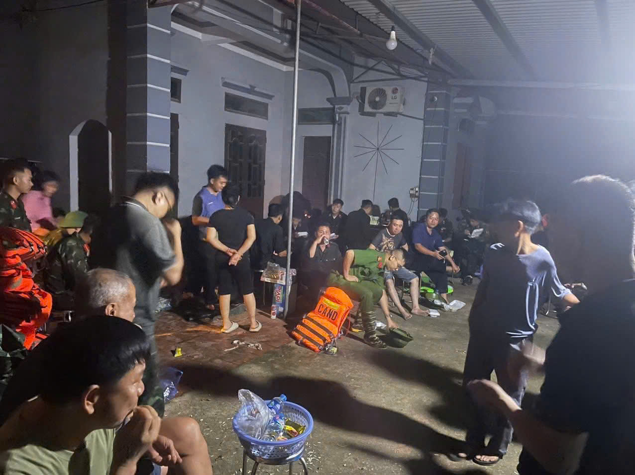 H&agrave; Nội: Người d&acirc;n v&ugrave;ng ven vật lộn với nước lũ d&acirc;ng cao, chờ cứu trợ- Ảnh 10.