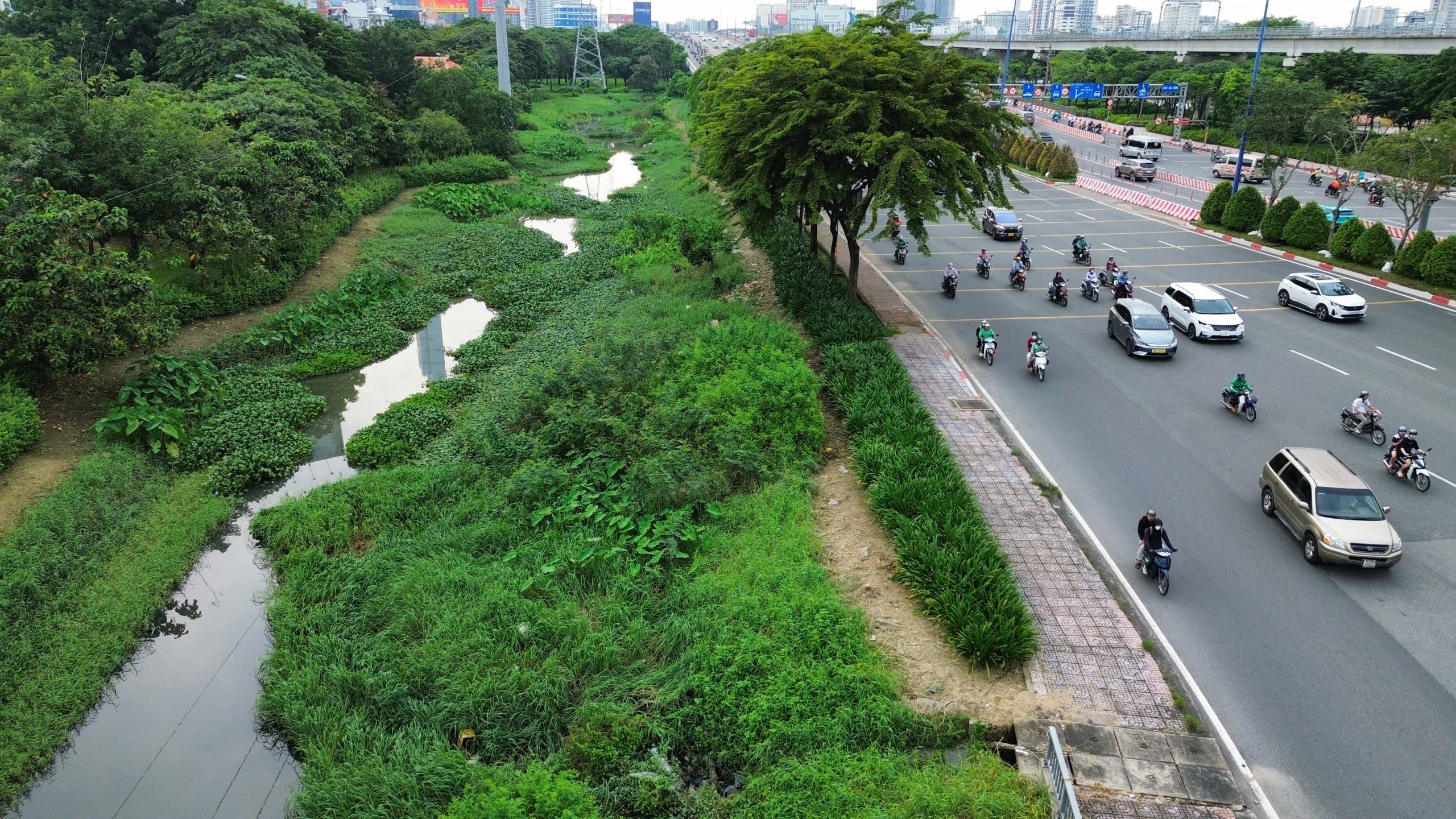 TP.HCM khởi c&ocirc;ng dự &aacute;n nạo v&eacute;t rạch Đ&aacute; Đỏ: Gỡ &ldquo;n&uacute;t thắt&rdquo; tho&aacute;t nước cho khu Đ&ocirc;ng- Ảnh 4.