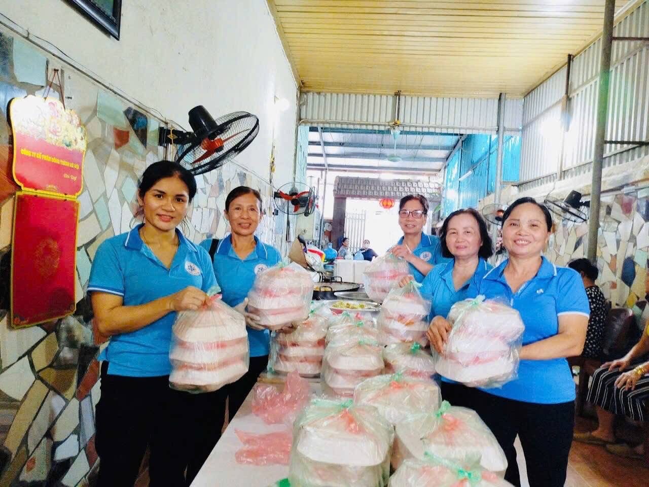 H&agrave; Nội: Người d&acirc;n v&ugrave;ng ven vật lộn với nước lũ d&acirc;ng cao, chờ cứu trợ- Ảnh 19.