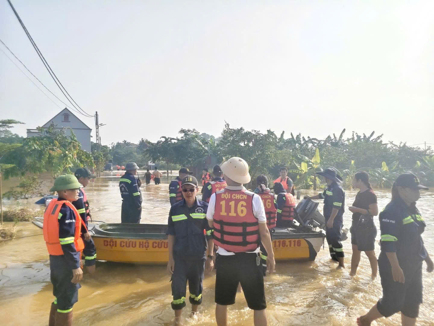 H&agrave; Nội: Người d&acirc;n v&ugrave;ng ven vật lộn với nước lũ d&acirc;ng cao, chờ cứu trợ- Ảnh 22.