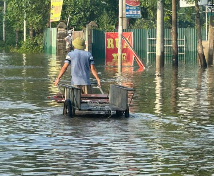 H&agrave; Nội: Người d&acirc;n v&ugrave;ng ven vật lộn với nước lũ d&acirc;ng cao, chờ cứu trợ- Ảnh 15.