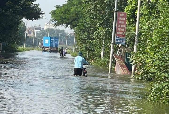 H&agrave; Nội: Người d&acirc;n v&ugrave;ng ven vật lộn với nước lũ d&acirc;ng cao, chờ cứu trợ- Ảnh 14.
