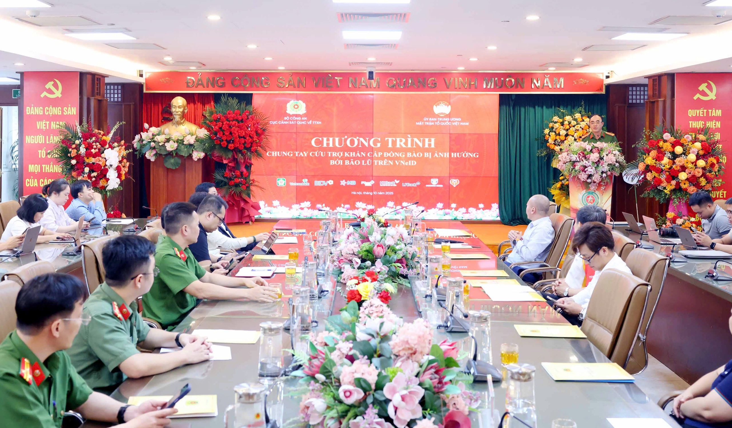 Ba cơn b&atilde;o g&acirc;y thiệt hại 30.000 tỷ đồng, chung tay hỗ trợ đồng b&agrave;o b&atilde;o lũ qua VNeID- Ảnh 1.