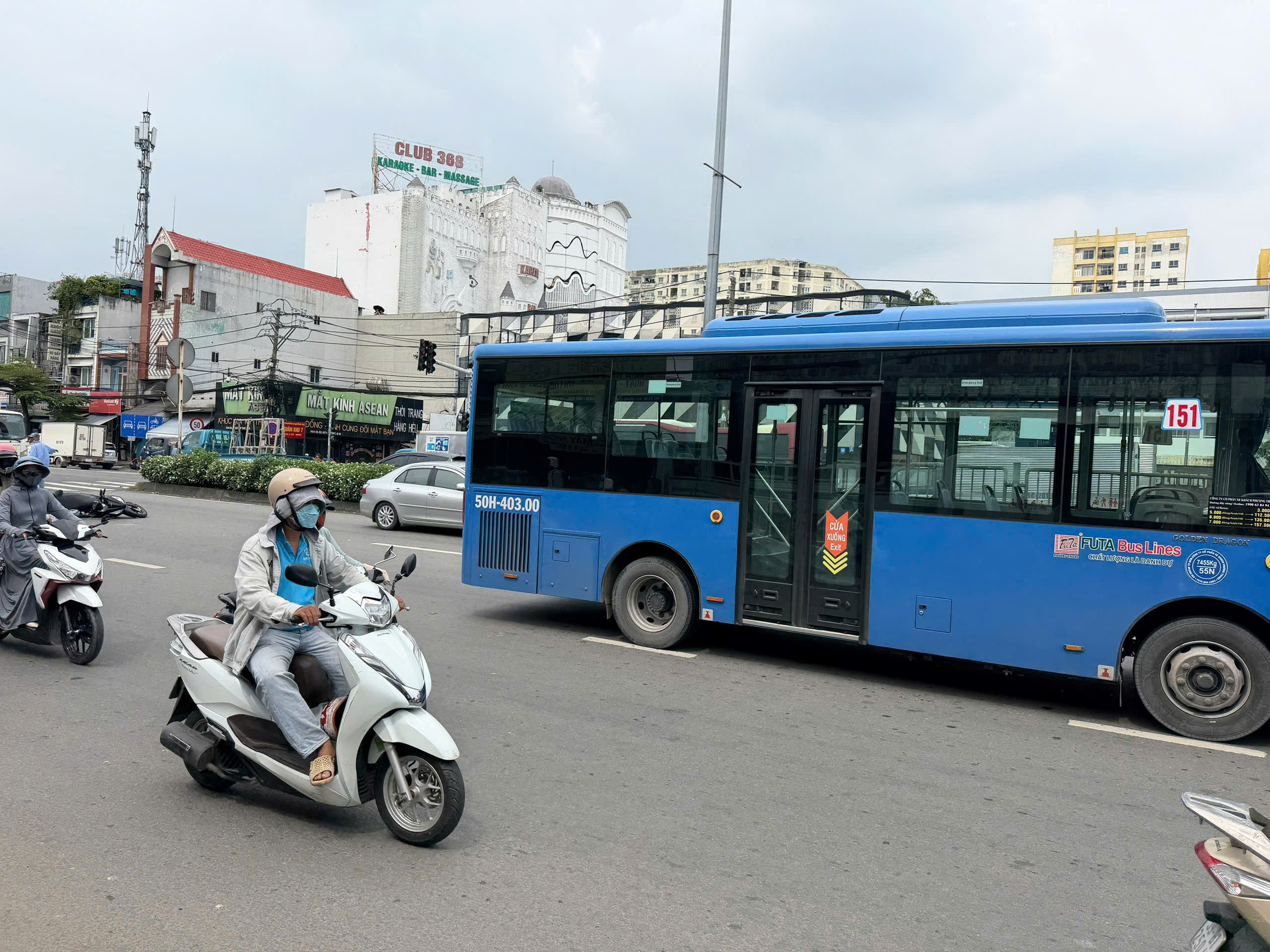 TP.HCM: Xe m&aacute;y va chạm xe bu&yacute;t, nữ sinh tử vong- Ảnh 1.