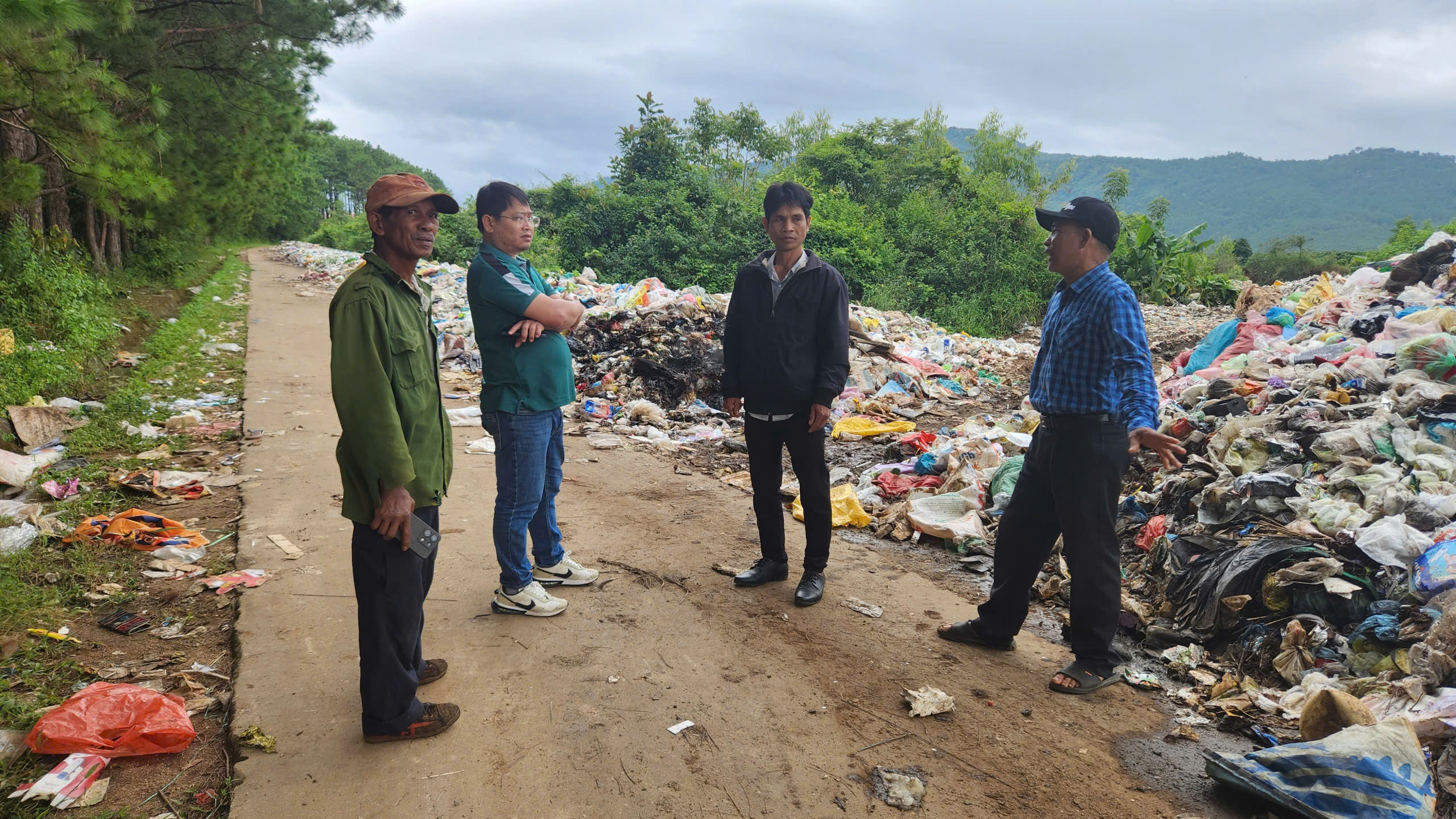 Gia Lai: Rác tập kết đầy đường, địa phương chờ bố trí kinh phí để xử lý- Ảnh 6. Gia Lai: Rác tập kết đầy đường, địa phương chờ bố trí kinh phí để xử lý- Ảnh 6.