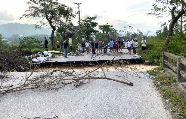 Nghệ An: Nhiều c&ocirc;ng tr&igrave;nh đ&ecirc; k&egrave;, hồ đập thủy lợi hư hại nặng sau b&atilde;o số 10- Ảnh 5.