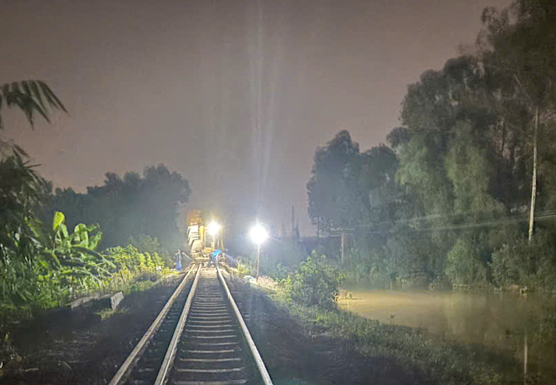 Xuy&ecirc;n đ&ecirc;m &ldquo;giải cứu&rdquo; tuyến đường sắt bị lũ cuốn ở Trung Gi&atilde;- Ảnh 6.