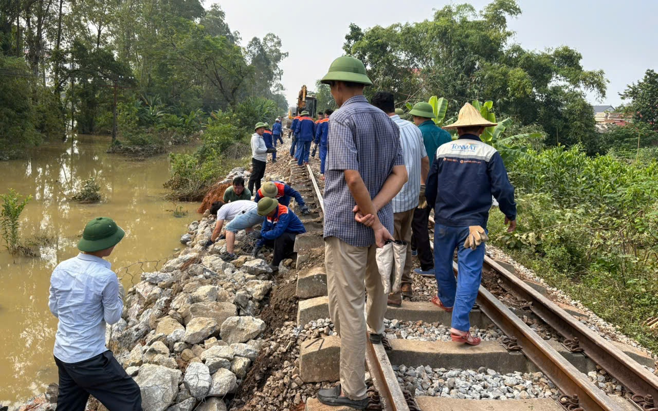 Cứu sống người đàn ông ở Gia Lai rơi xuống giếng hoang sau 1 đêm- Ảnh 3. Xuyên đêm “giải cứu” tuyến đường sắt bị lũ cuốn ở Trung Giã