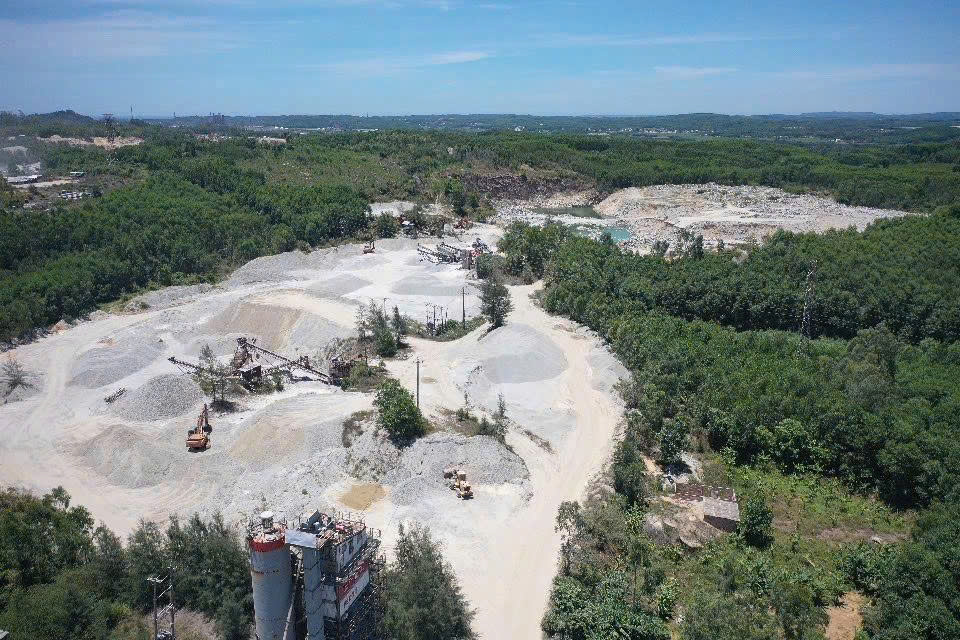 Tr&egrave;o v&agrave;o th&ugrave;ng xe x&uacute;c kiểm tra, t&agrave;i xế tử vong do bị đ&aacute; đổ l&ecirc;n người - Ảnh 1.