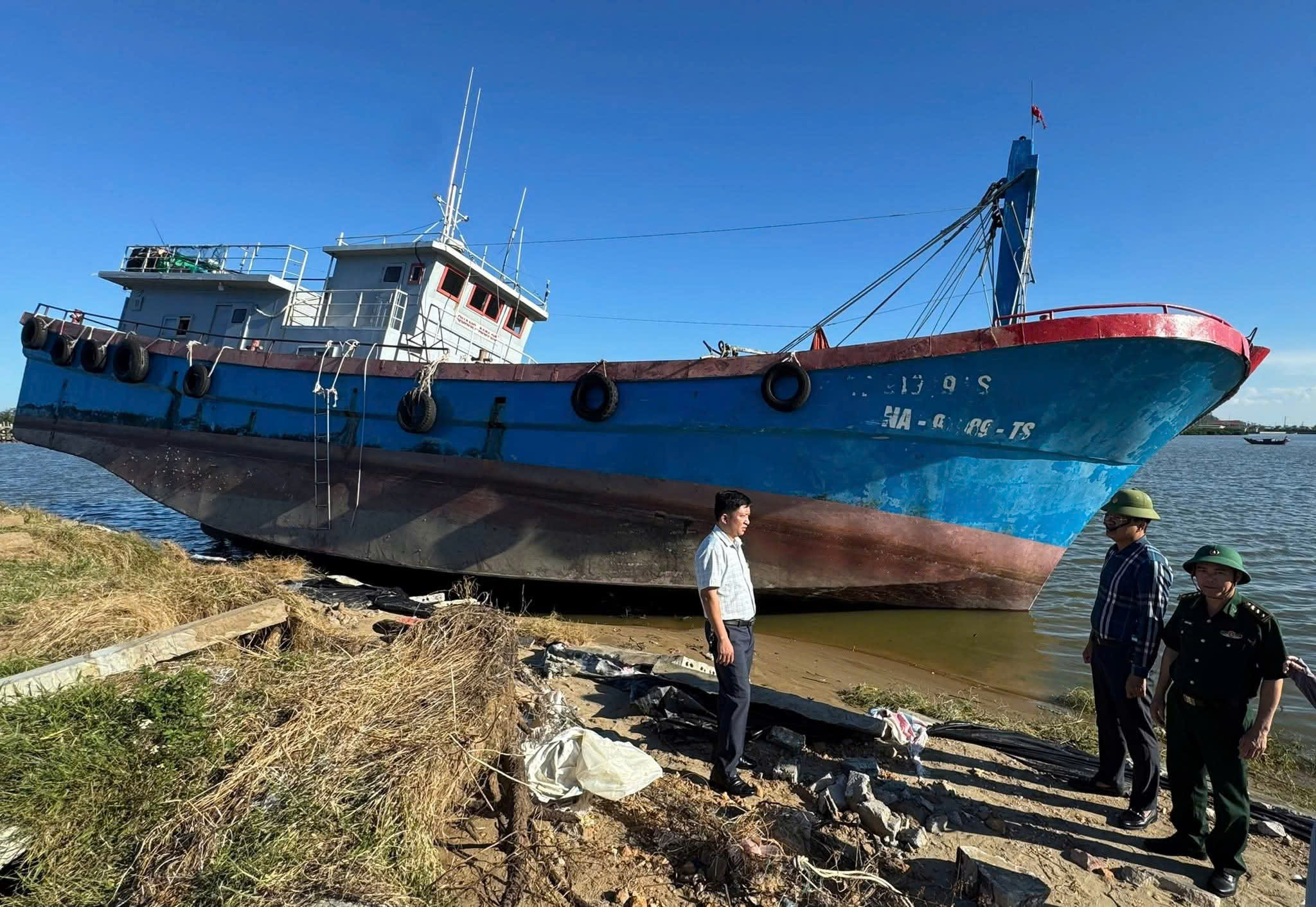 Thiếu nơi neo đậu tàu thuyền tránh trú bão, ngư dân Nghệ An "kêu cứu"- Ảnh 2. Thiếu nơi neo đậu tàu thuyền tránh trú bão, ngư dân Nghệ An "kêu cứu"- Ảnh 2.