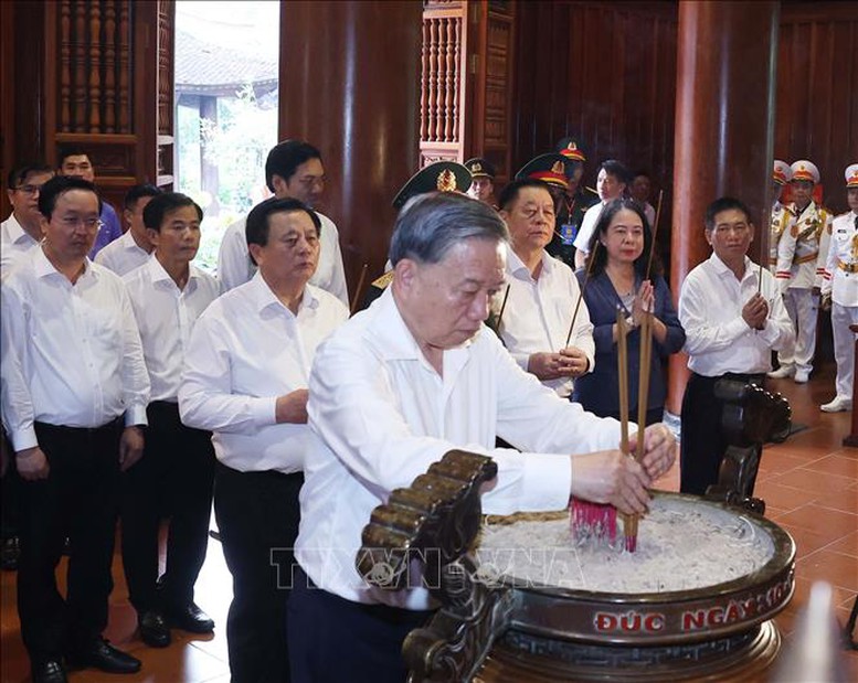 Tổng Bí thư Tô Lâm dâng hương tưởng nhớ Chủ tịch Hồ Chí Minh tại Nghệ An- Ảnh 1.