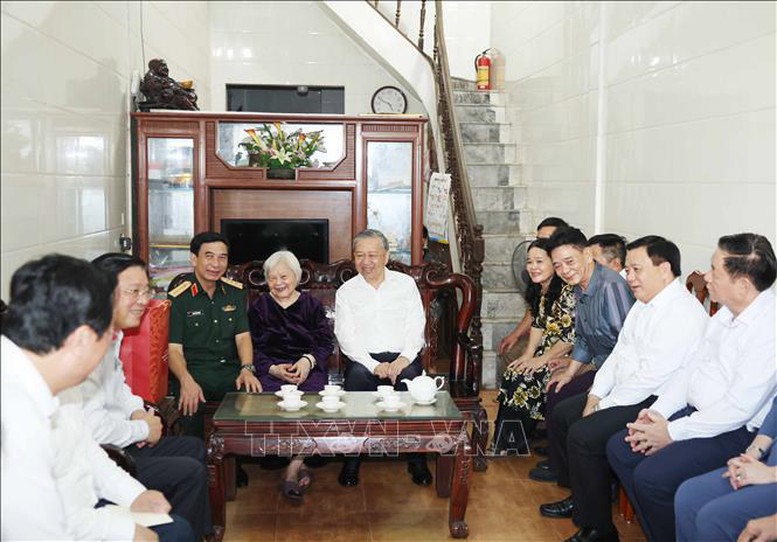 Tổng Bí thư Tô Lâm dâng hương tưởng nhớ Chủ tịch Hồ Chí Minh tại Nghệ An- Ảnh 2.
