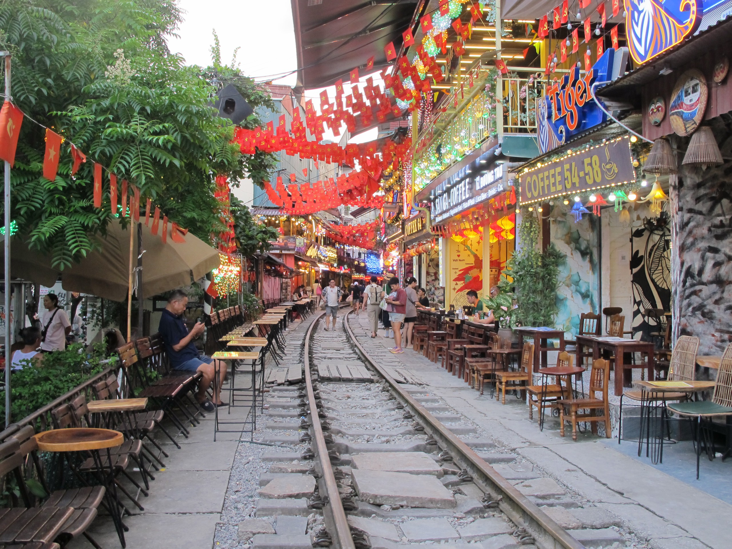 Cần th&ecirc;m thời gian v&agrave; nguồn lực để x&oacute;a h&agrave;ng ngh&igrave;n lối đi tự mở qua đường sắt- Ảnh 1.