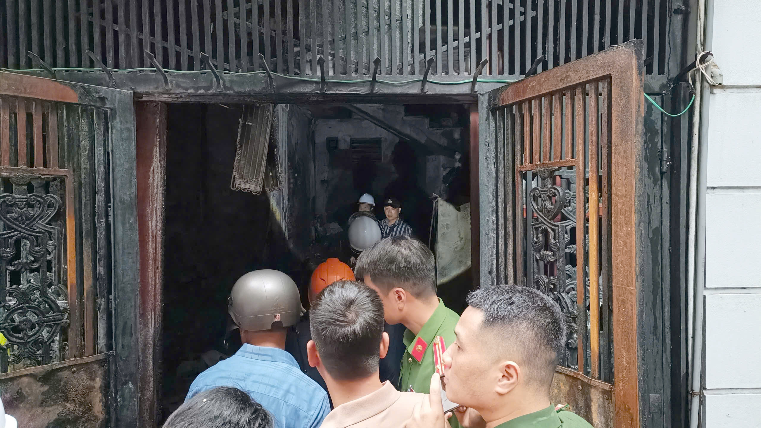 Vụ ch&aacute;y 5 người chết ở Kim Hoa: Chủ tịch H&agrave; Nội Trần Sỹ Thanh tới kiểm tra hiện trường- Ảnh 1.