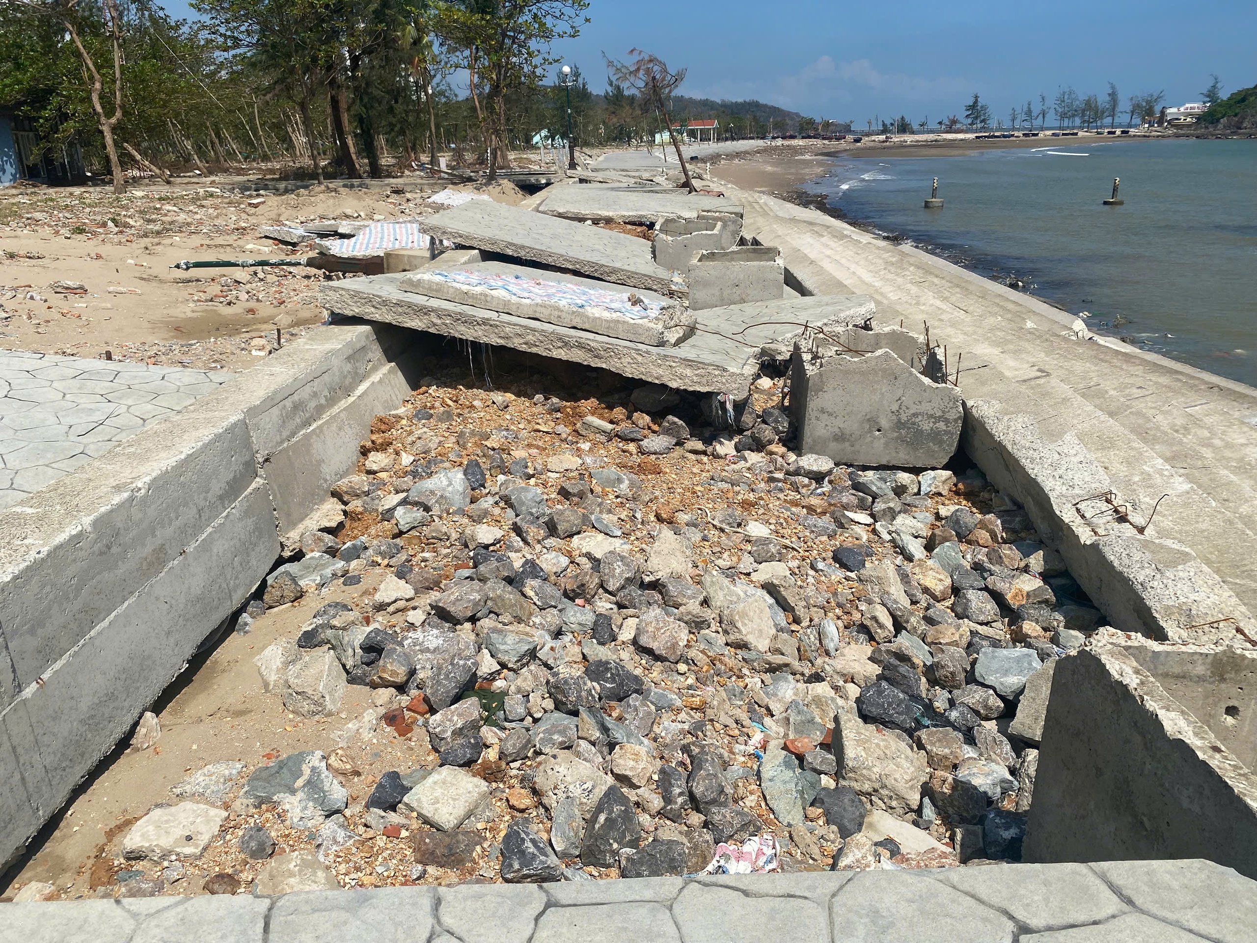 Nghệ An: Nhiều c&ocirc;ng tr&igrave;nh đ&ecirc; k&egrave;, hồ đập thủy lợi hư hại nặng sau b&atilde;o số 10- Ảnh 4.