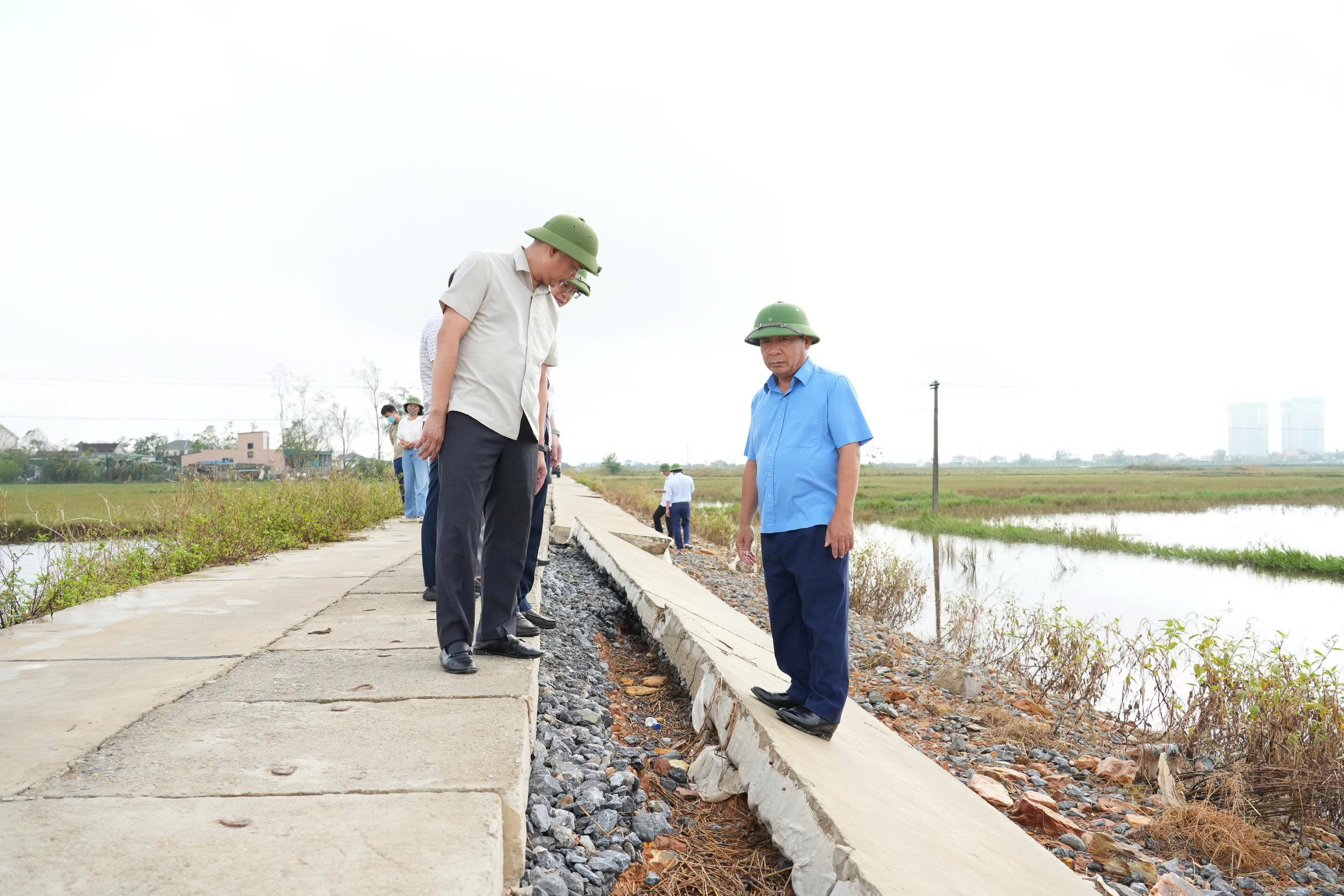 Nghệ An: Nhiều c&ocirc;ng tr&igrave;nh đ&ecirc; k&egrave;, hồ đập thủy lợi hư hại nặng sau b&atilde;o số 10- Ảnh 8.