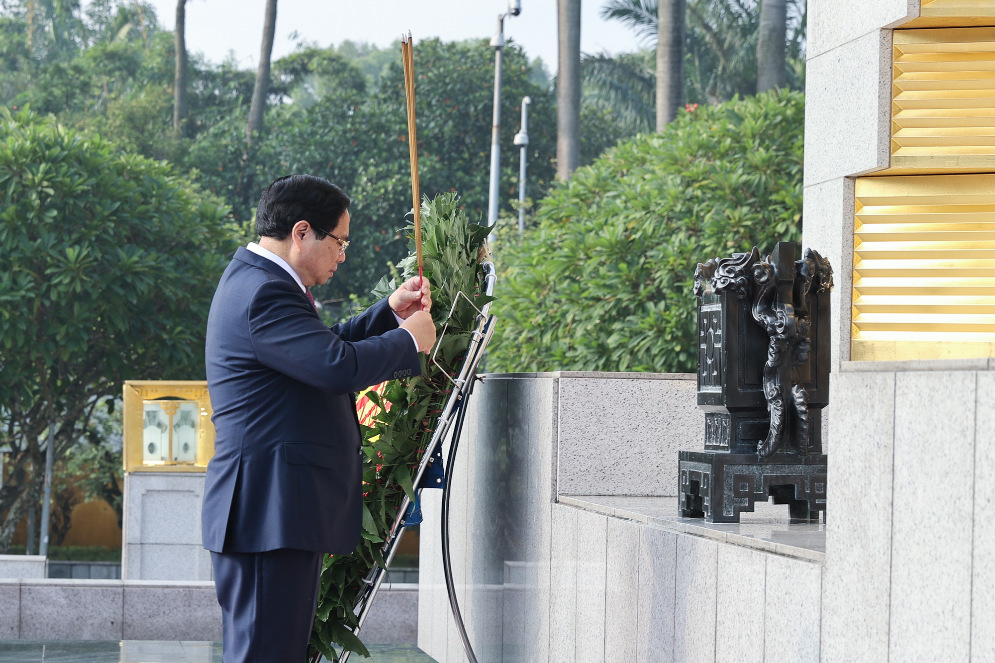 Đoàn đại biểu dự Đại hội Đảng bộ Chính phủ vào Lăng viếng Chủ tịch Hồ Chí Minh- Ảnh 3. Đoàn đại biểu dự Đại hội Đảng bộ Chính phủ vào Lăng viếng Chủ tịch Hồ Chí Minh- Ảnh 3.