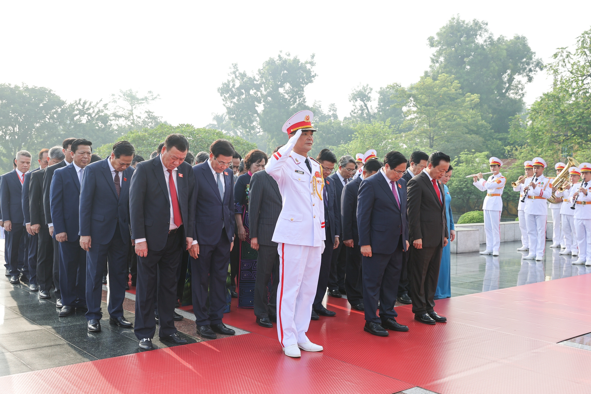 Đoàn đại biểu dự Đại hội Đảng bộ Chính phủ vào Lăng viếng Chủ tịch Hồ Chí Minh- Ảnh 4. Đoàn đại biểu dự Đại hội Đảng bộ Chính phủ vào Lăng viếng Chủ tịch Hồ Chí Minh- Ảnh 4.