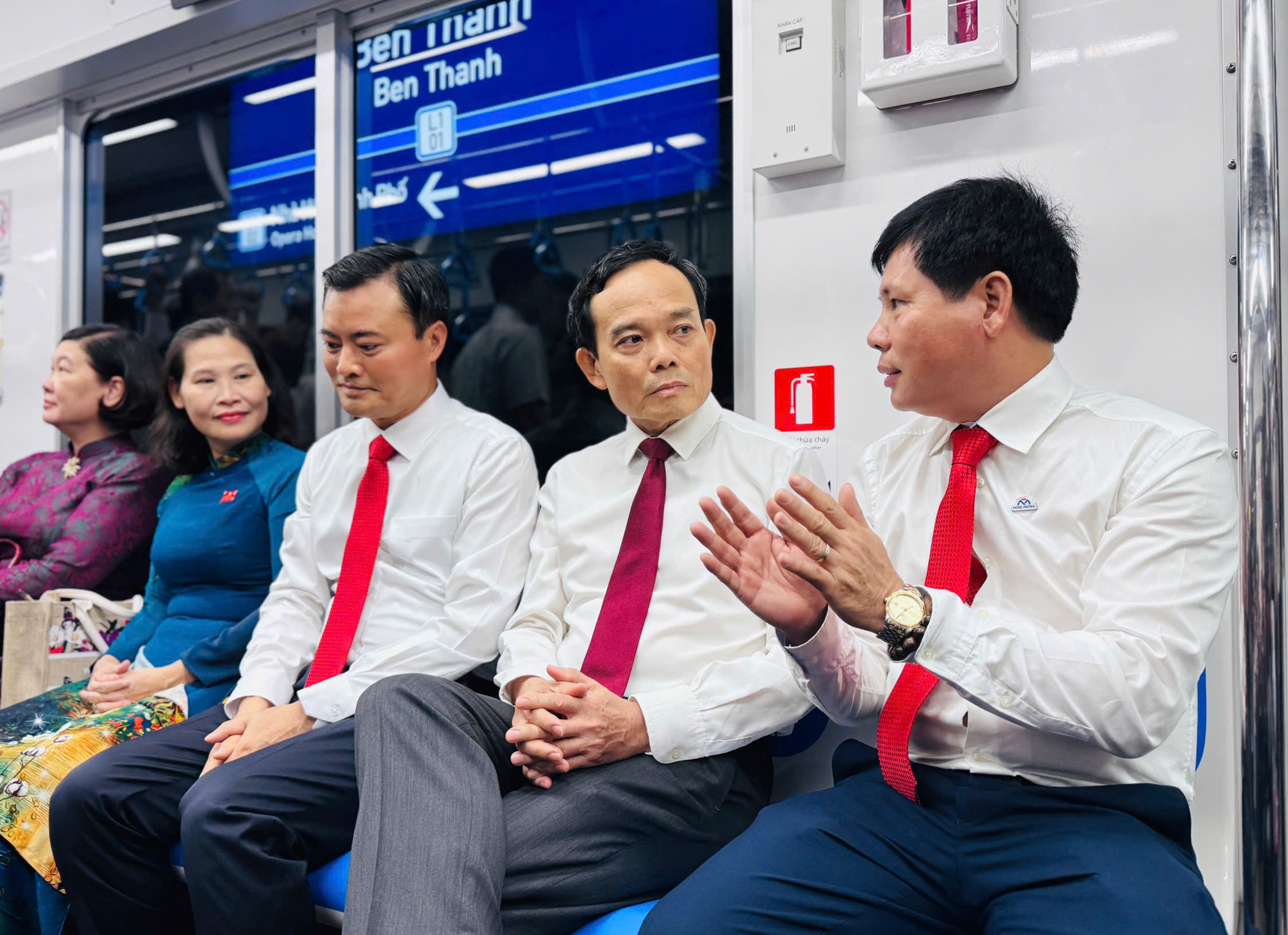 B&iacute; thư Th&agrave;nh ủy TP.HCM tham quan tuyến metro số 1- Ảnh 3.