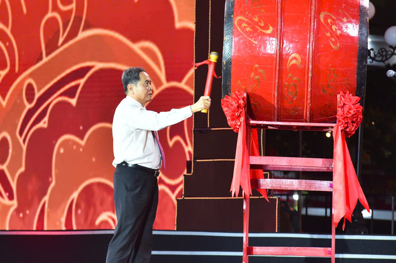 Chủ tịch Quốc hội Trần Thanh Mẫn khởi trống khai hội Lễ hội m&ugrave;a Thu C&ocirc;n Sơn - Kiếp Bạc- Ảnh 2.