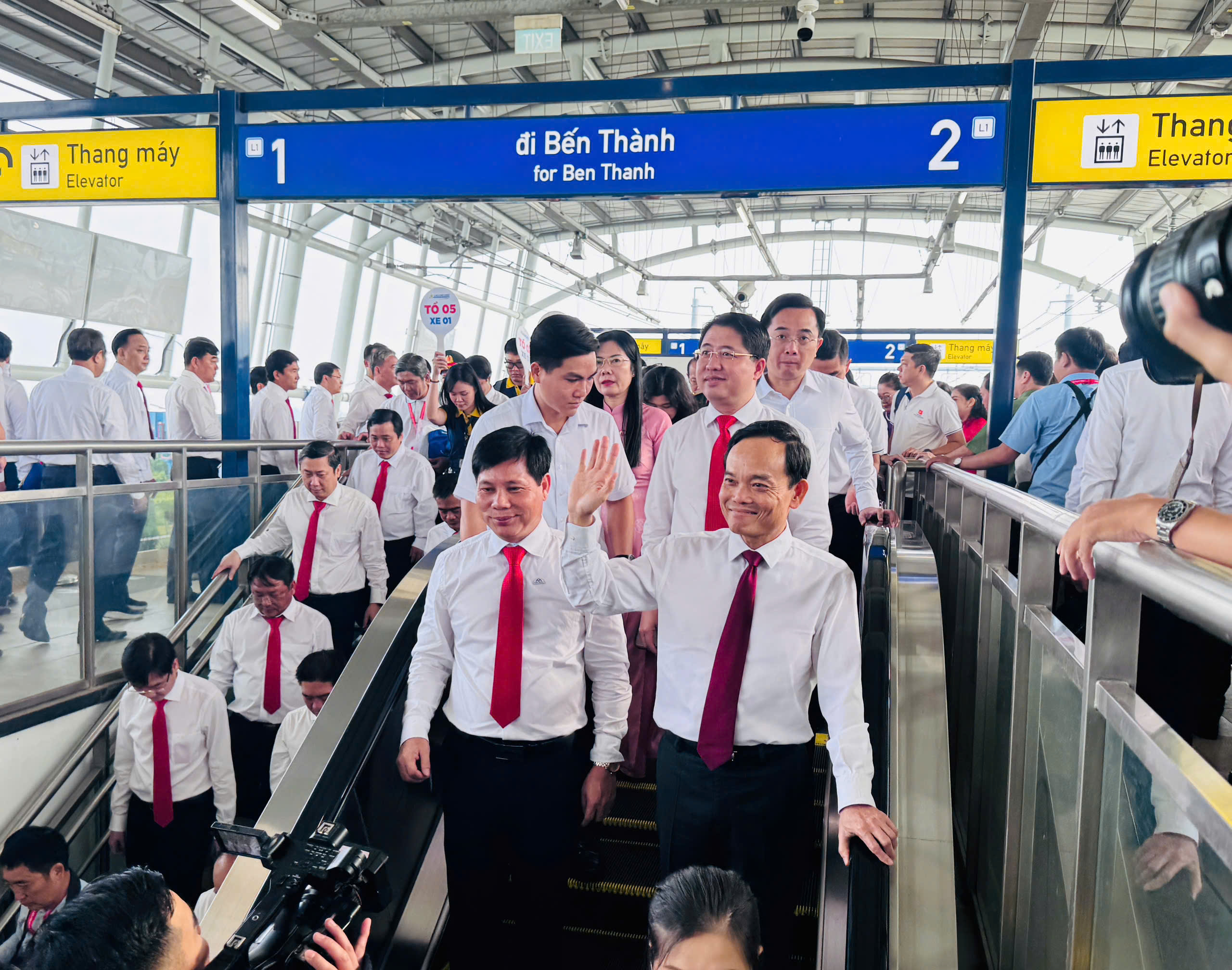 B&iacute; thư Th&agrave;nh ủy TP.HCM tham quan tuyến metro số 1- Ảnh 1.