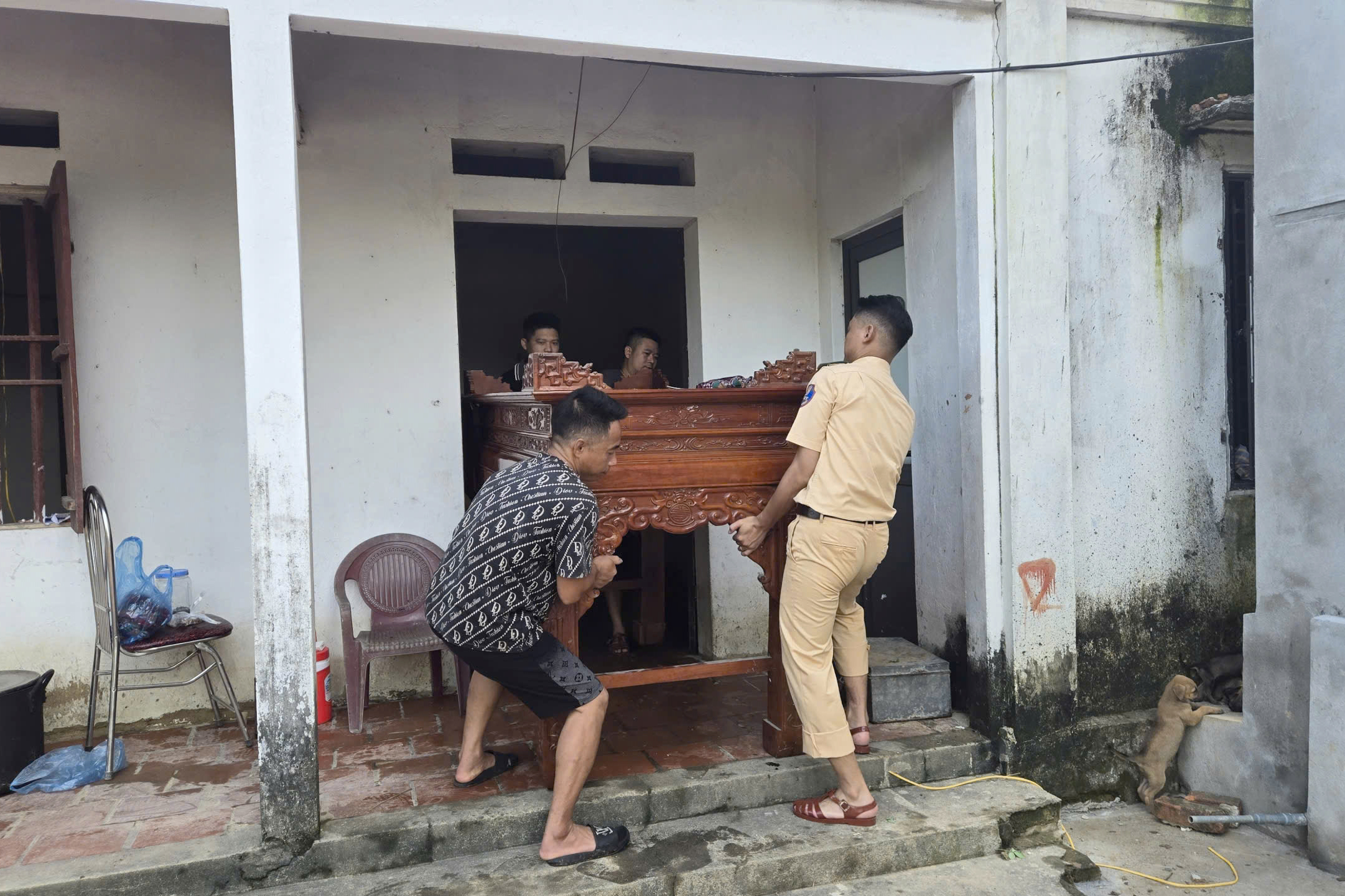 CSGT H&agrave; Nội lội nước dọn nh&agrave;, tiếp tế lương thực cho người d&acirc;n v&ugrave;ng ngập- Ảnh 7.