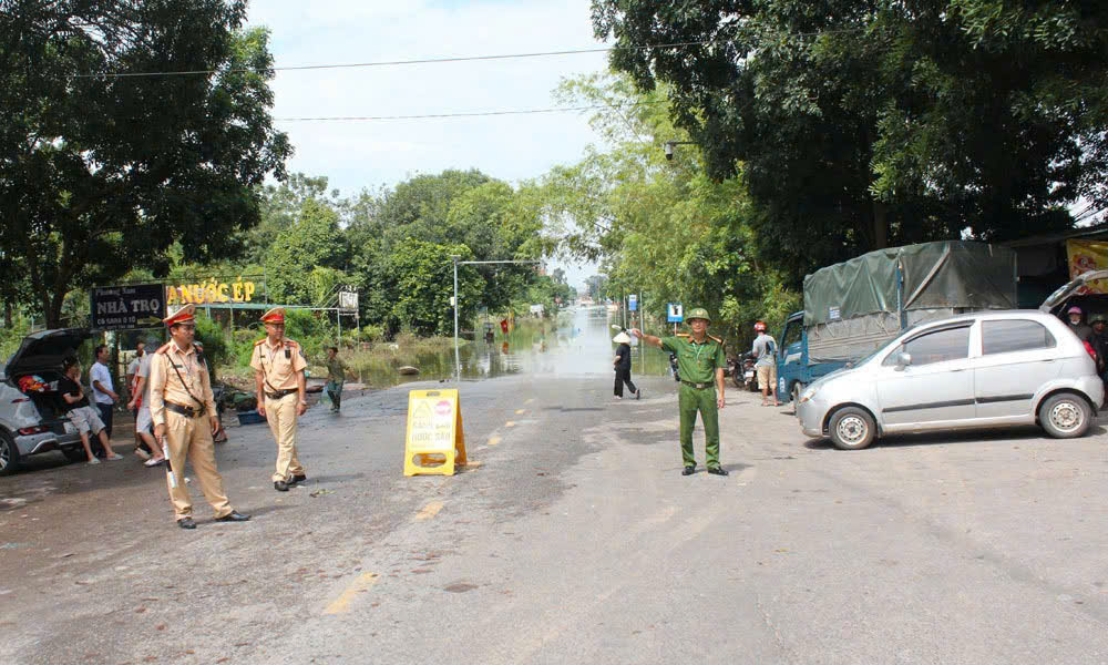 Nhiều quốc lộ, tỉnh lộ ở Bắc Ninh vẫn ngập s&acirc;u, lực lượng chức năng ứng trực đảm bảo ATGT- Ảnh 2.
