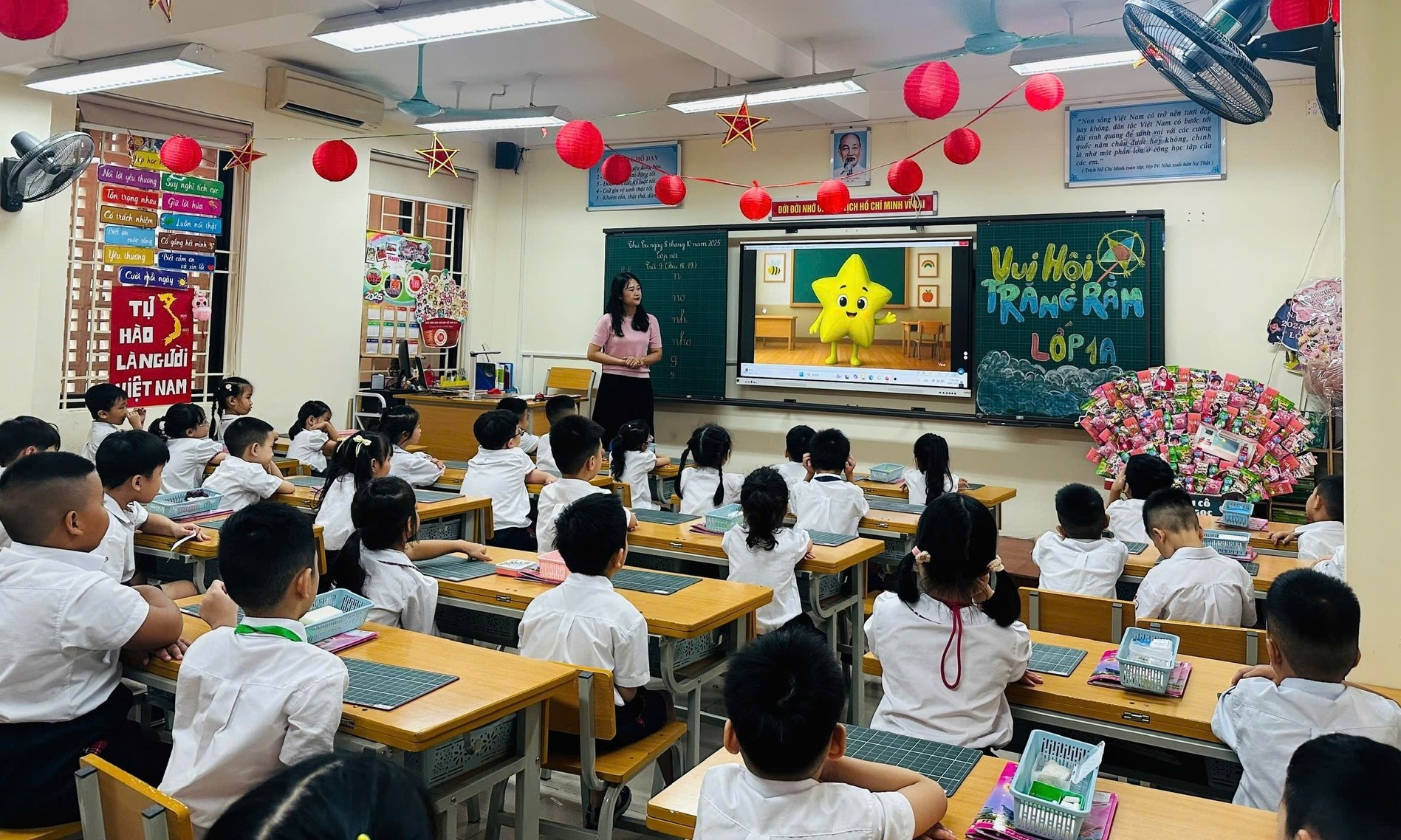 Bộ Gi&aacute;o dục đề xuất lương gi&aacute;o vi&ecirc;n phổ th&ocirc;ng cao cấp tối đa 17,67 triệu đồng/th&aacute;ng- Ảnh 1.